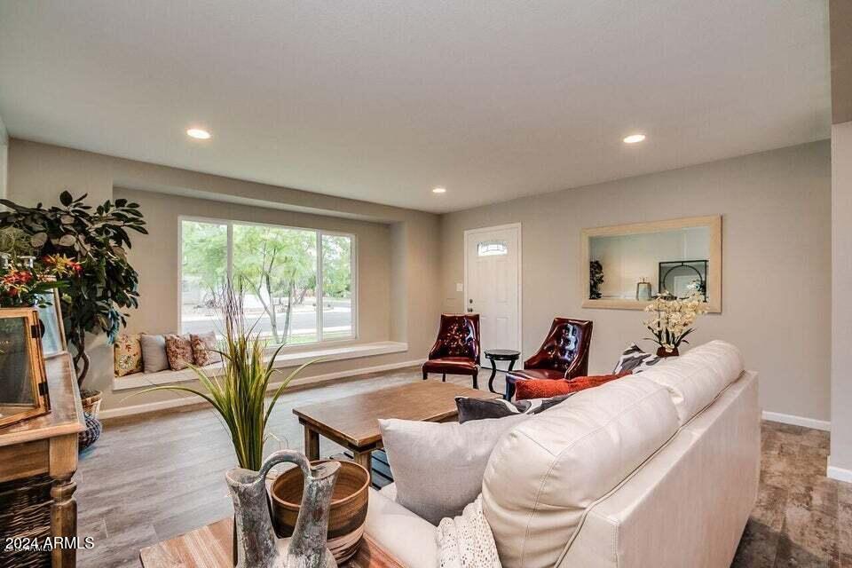 8302 E COLUMBUS Avenue