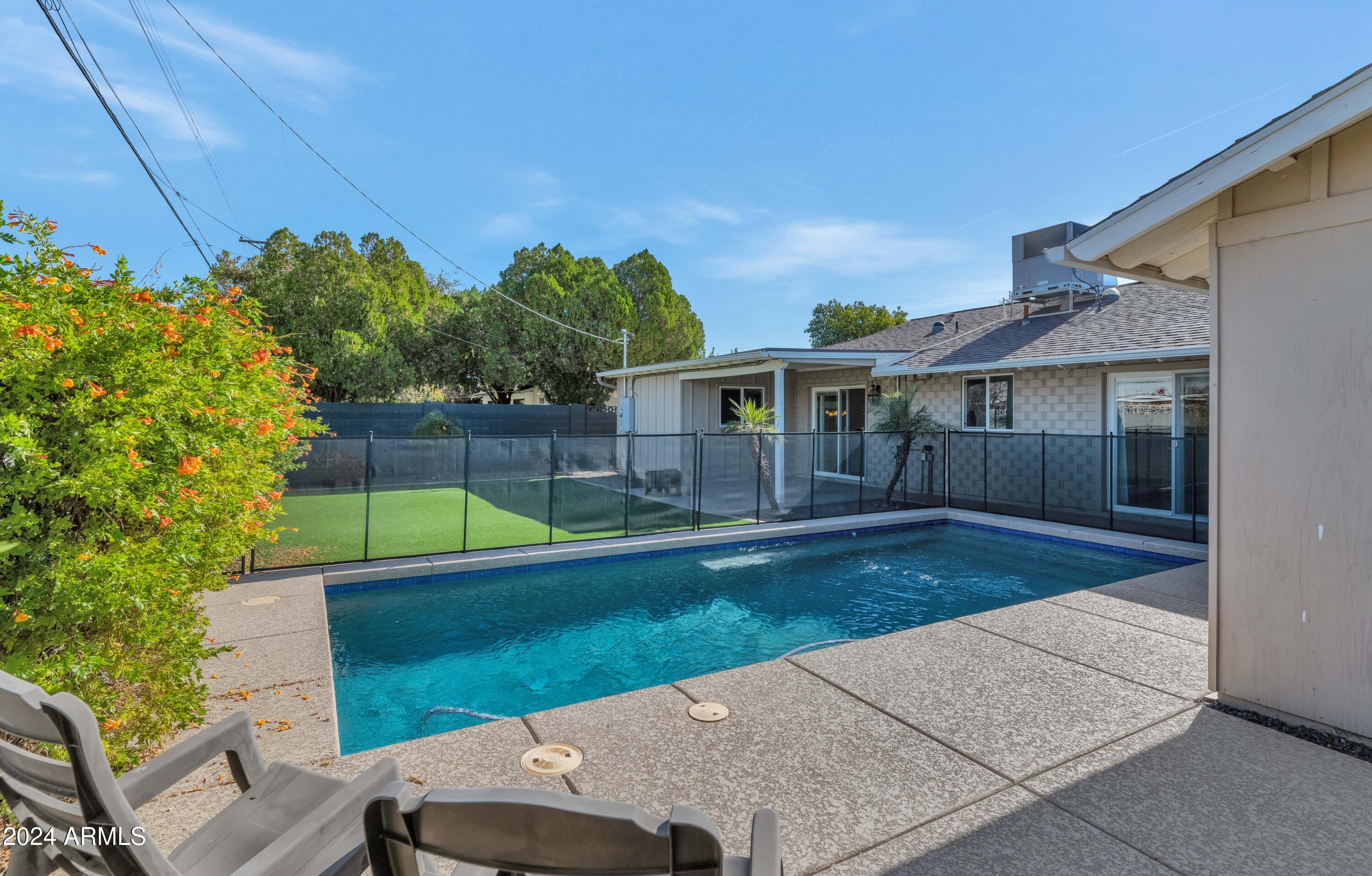 8302 E COLUMBUS Avenue