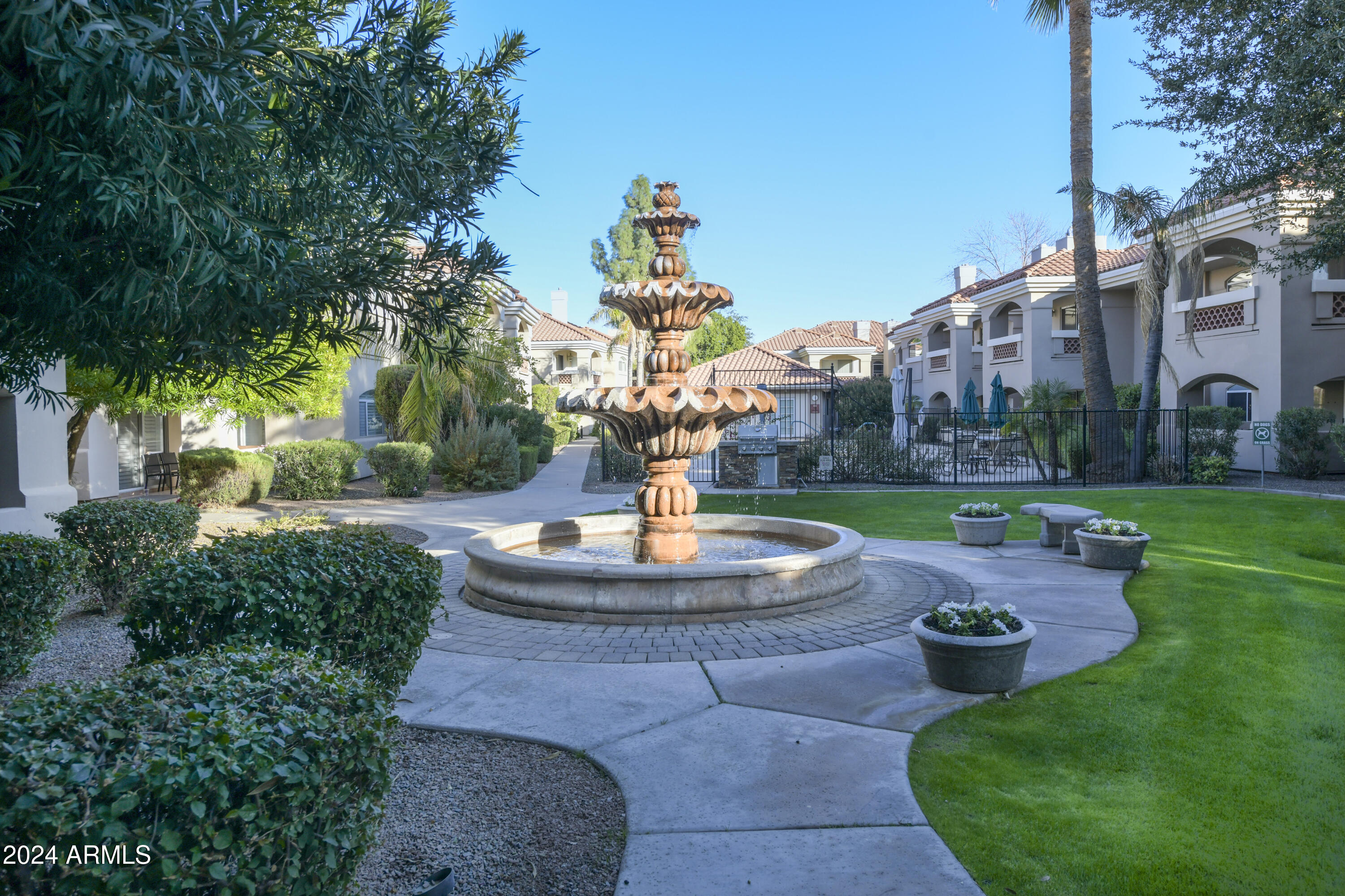 8653 E ROYAL PALM Road 2005