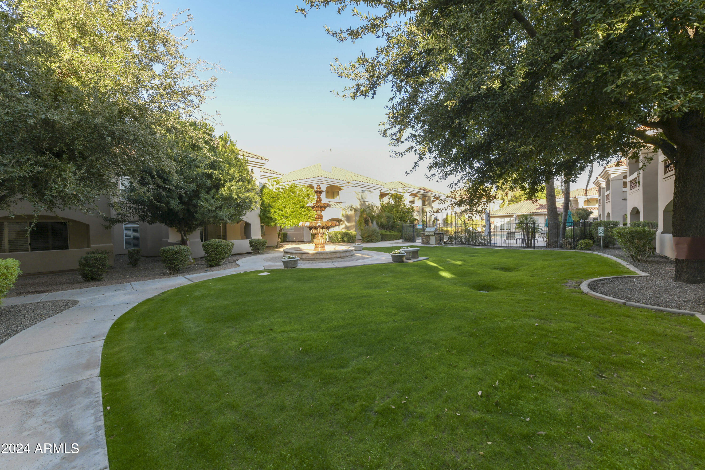 8653 E ROYAL PALM Road 2005