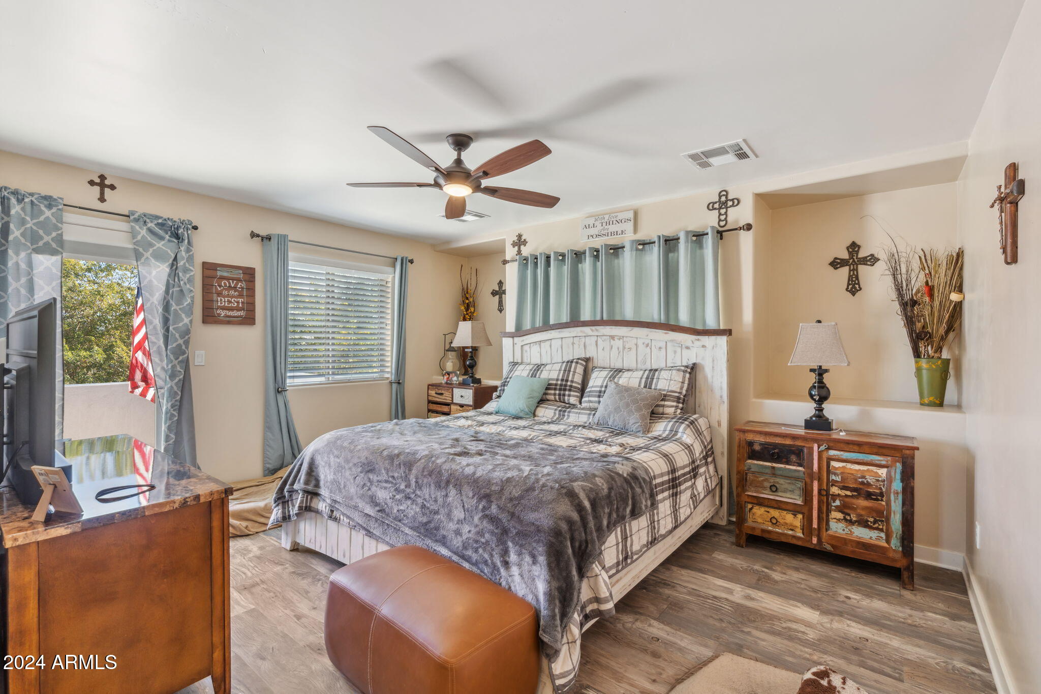 1840 E Avenida Del Oro