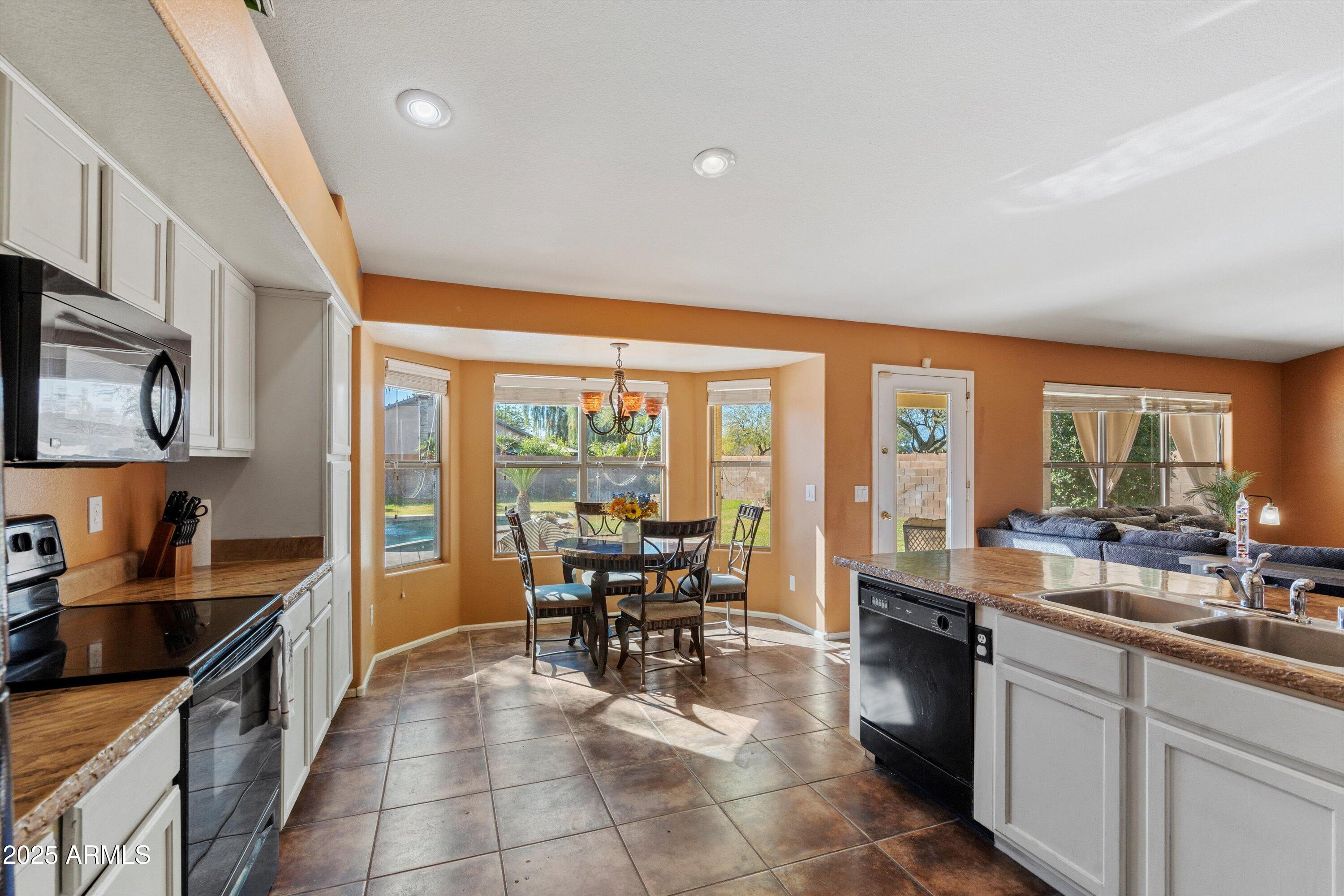 3315 W WALTER Way