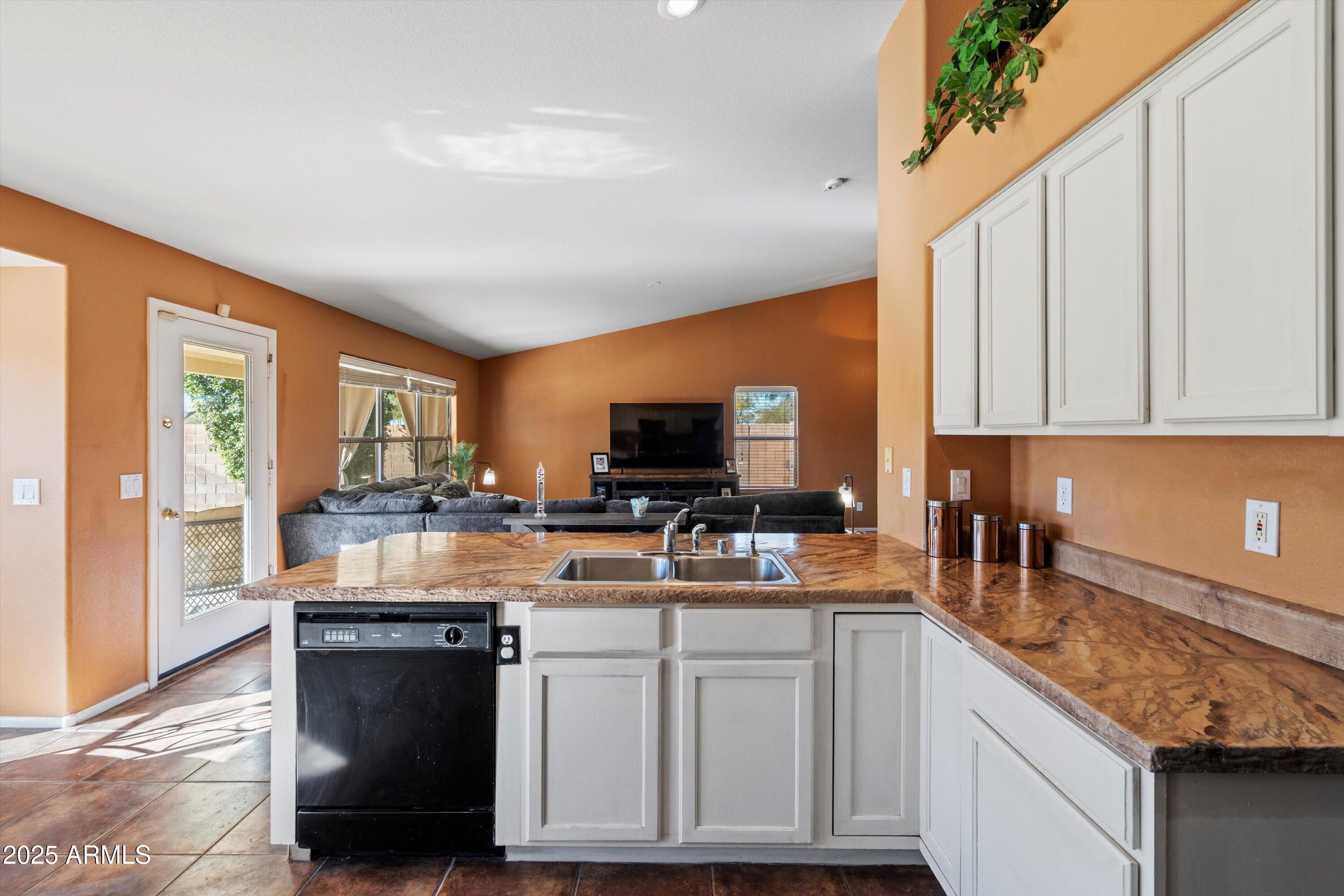 3315 W WALTER Way