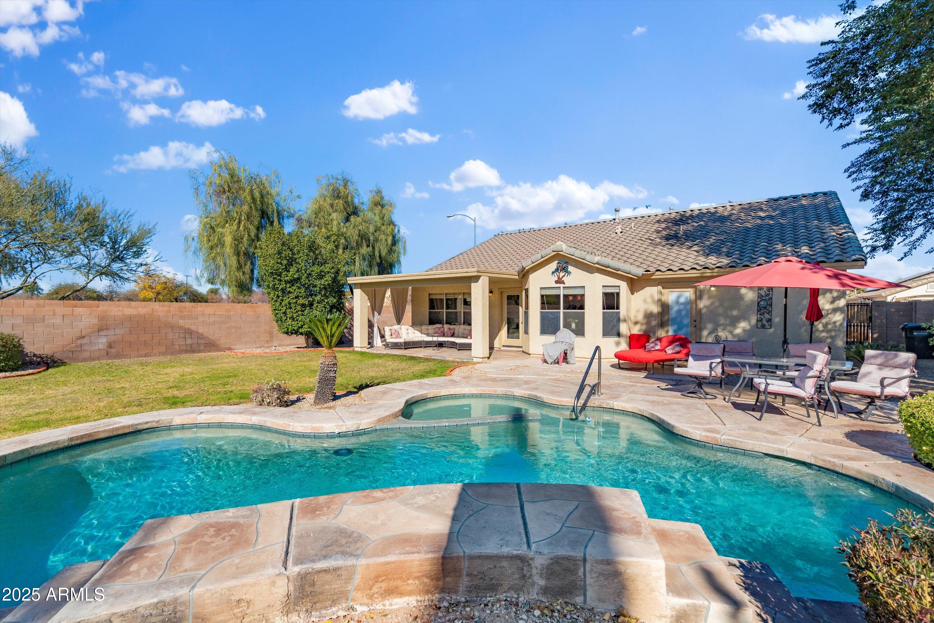 3315 W WALTER Way