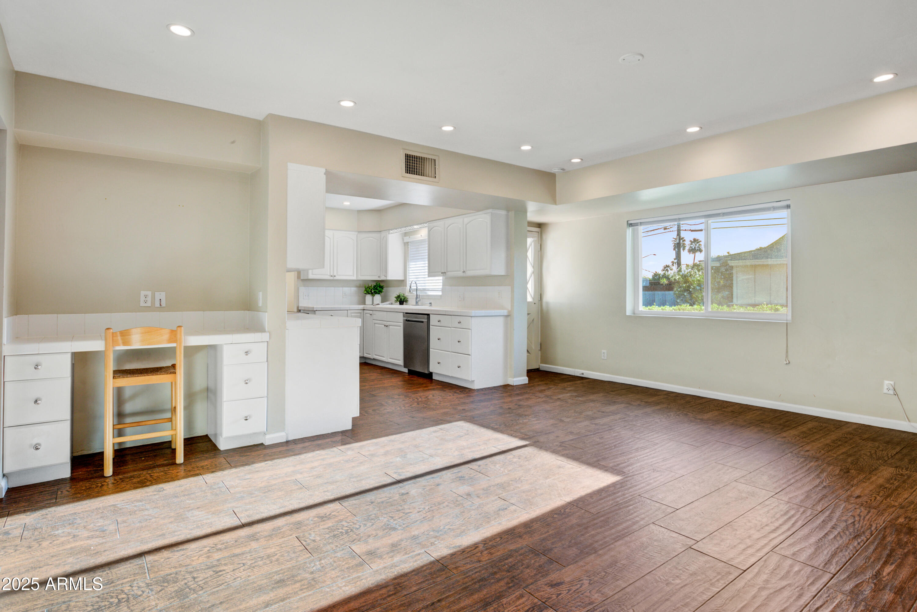 3009 N VALENCIA Lane
