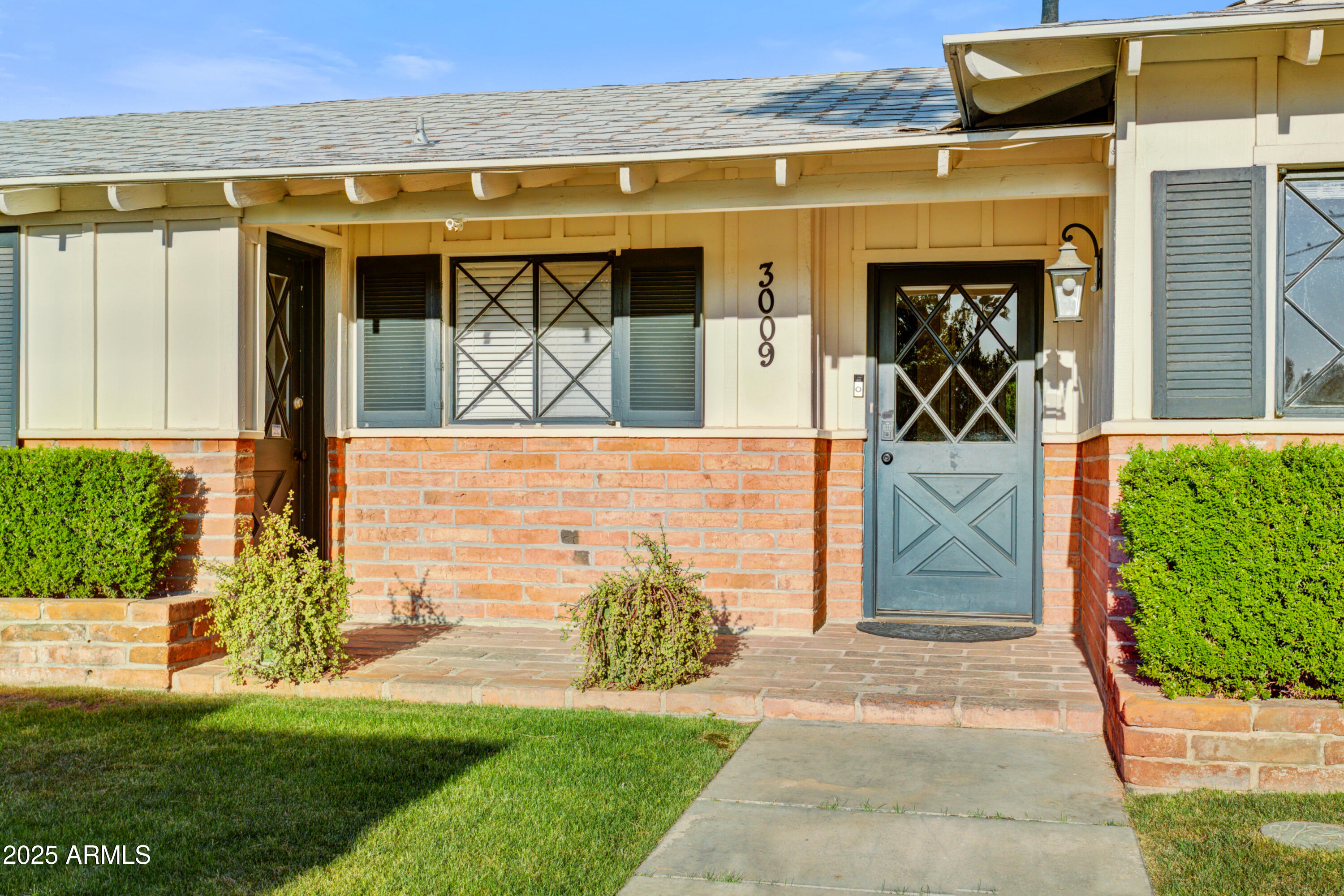 3009 N VALENCIA Lane