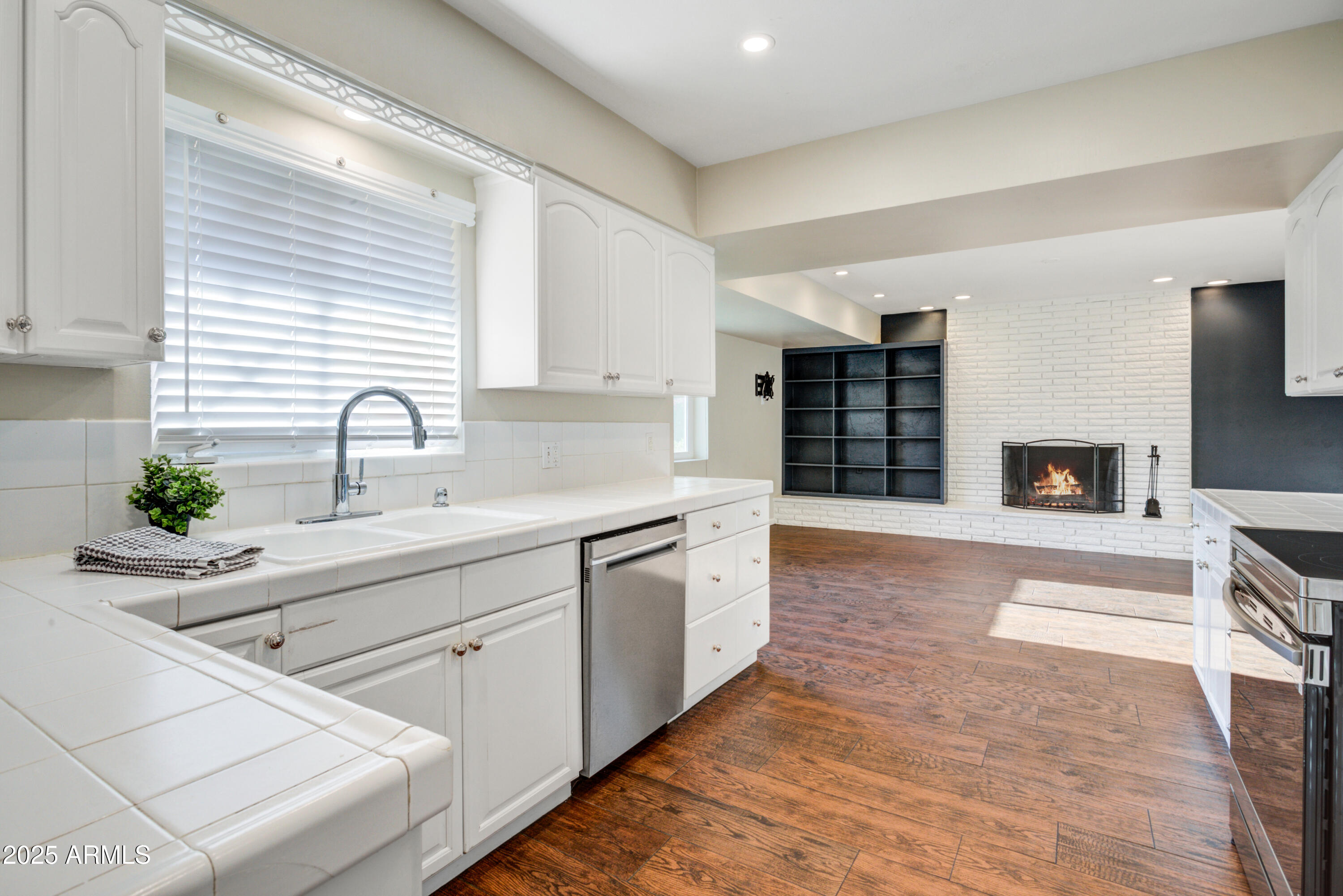 3009 N VALENCIA Lane