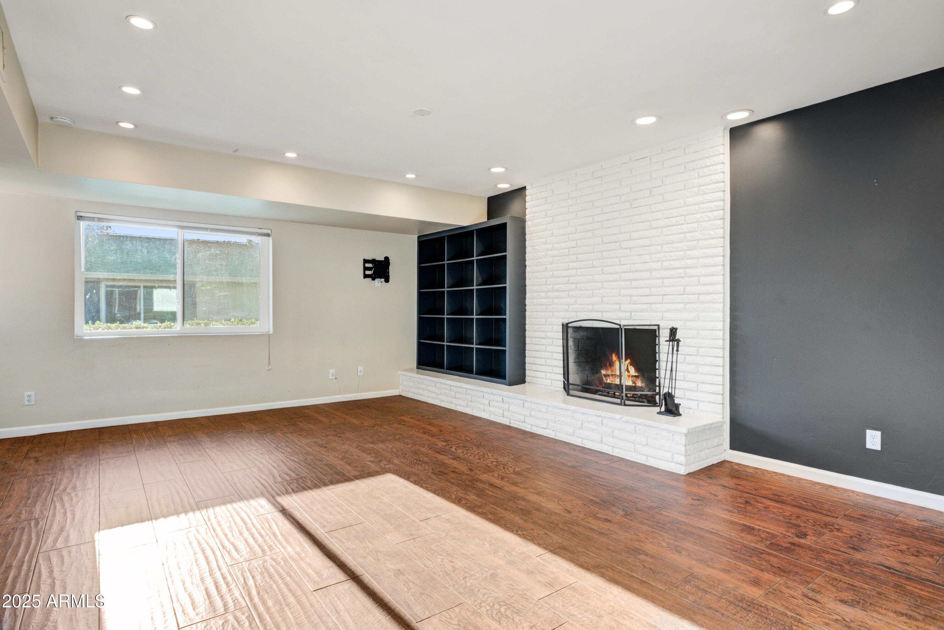 3009 N VALENCIA Lane