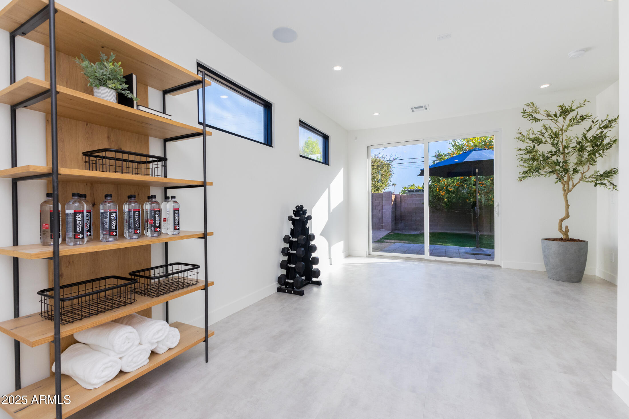 3931 E GLENROSA Avenue