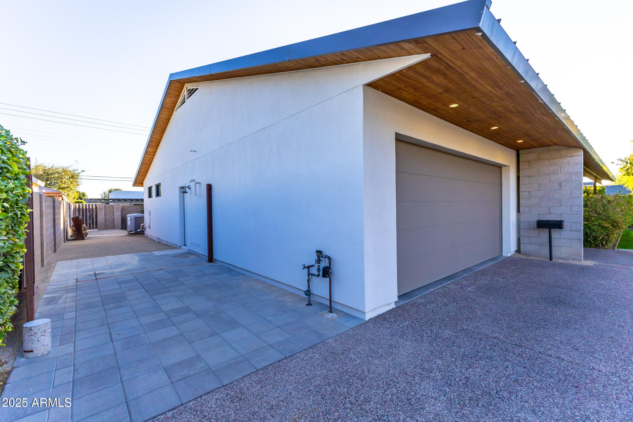 3931 E GLENROSA Avenue