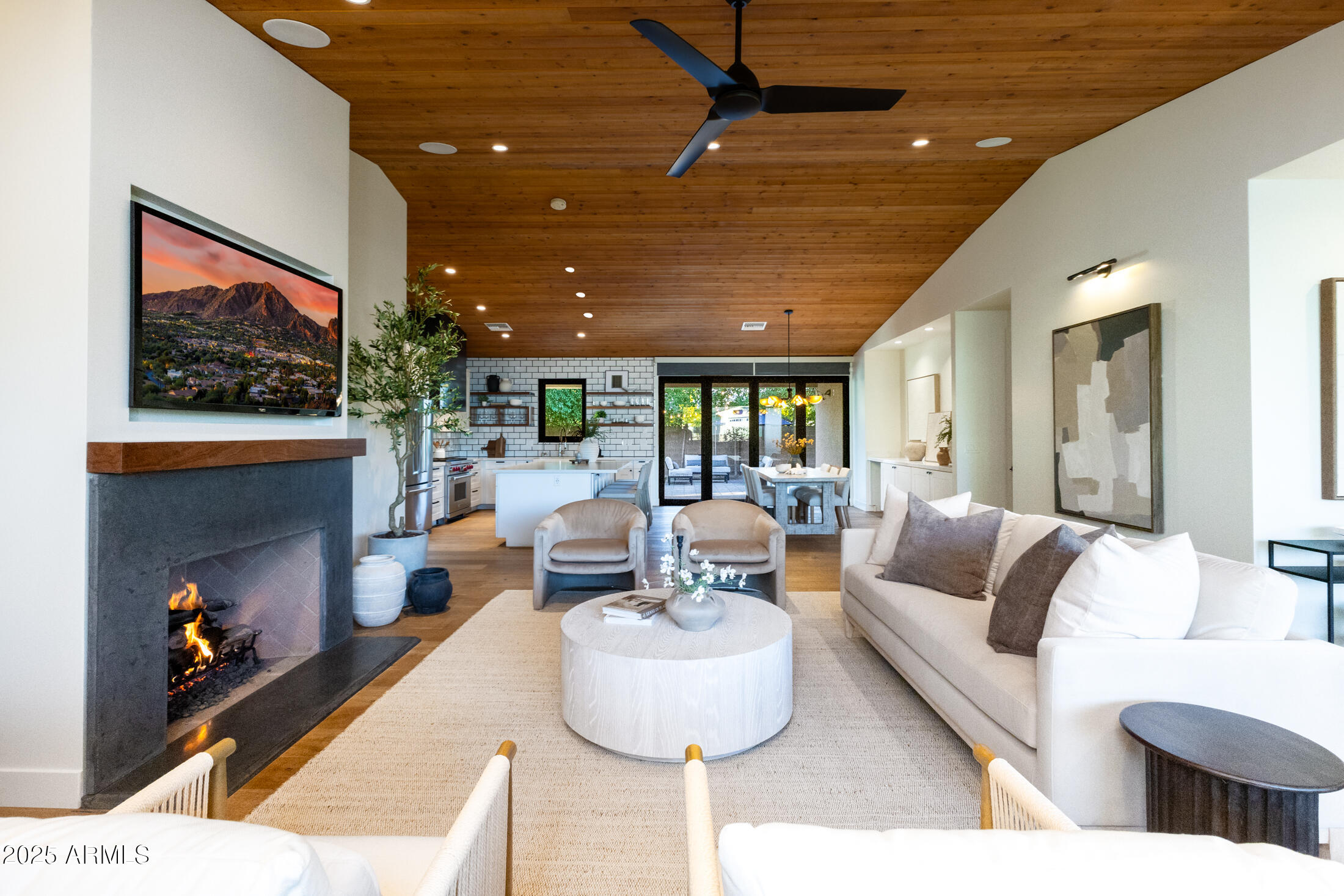 3931 E GLENROSA Avenue