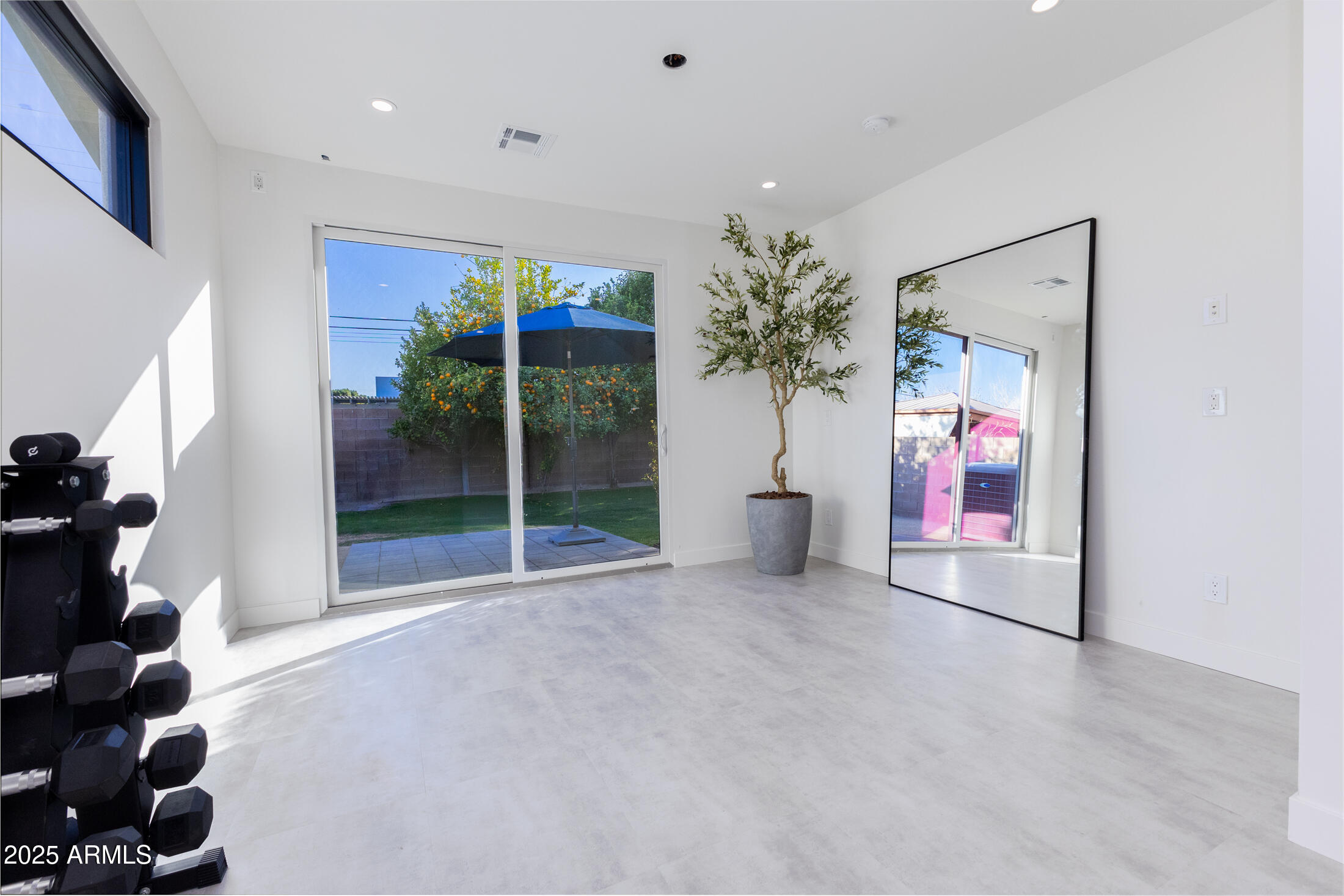 3931 E GLENROSA Avenue