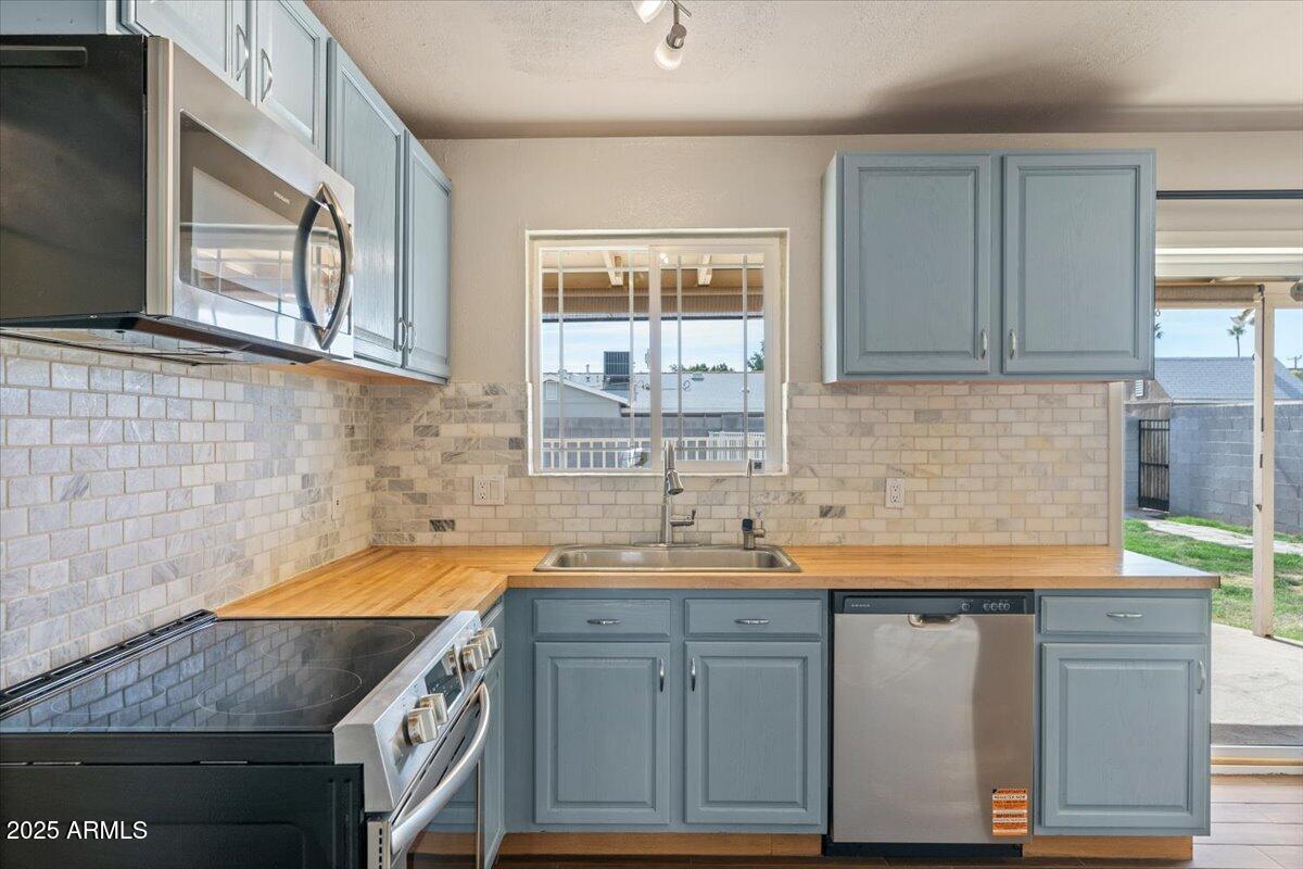 3117 W CORRINE Drive