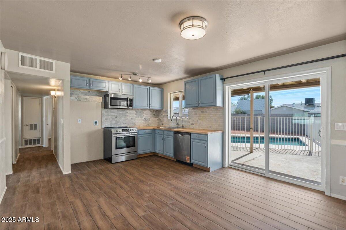 3117 W CORRINE Drive