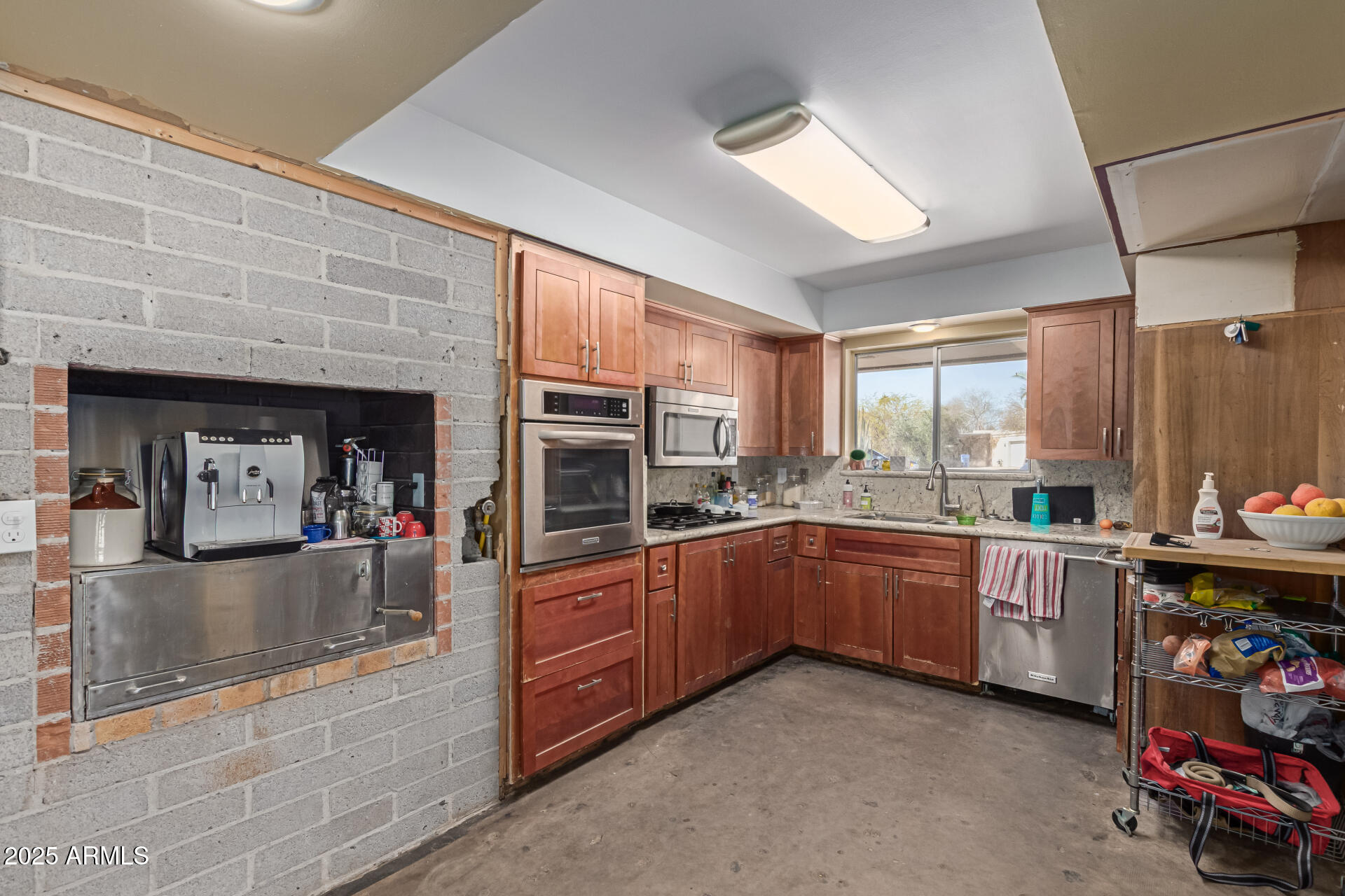7102 E LARKSPUR Drive