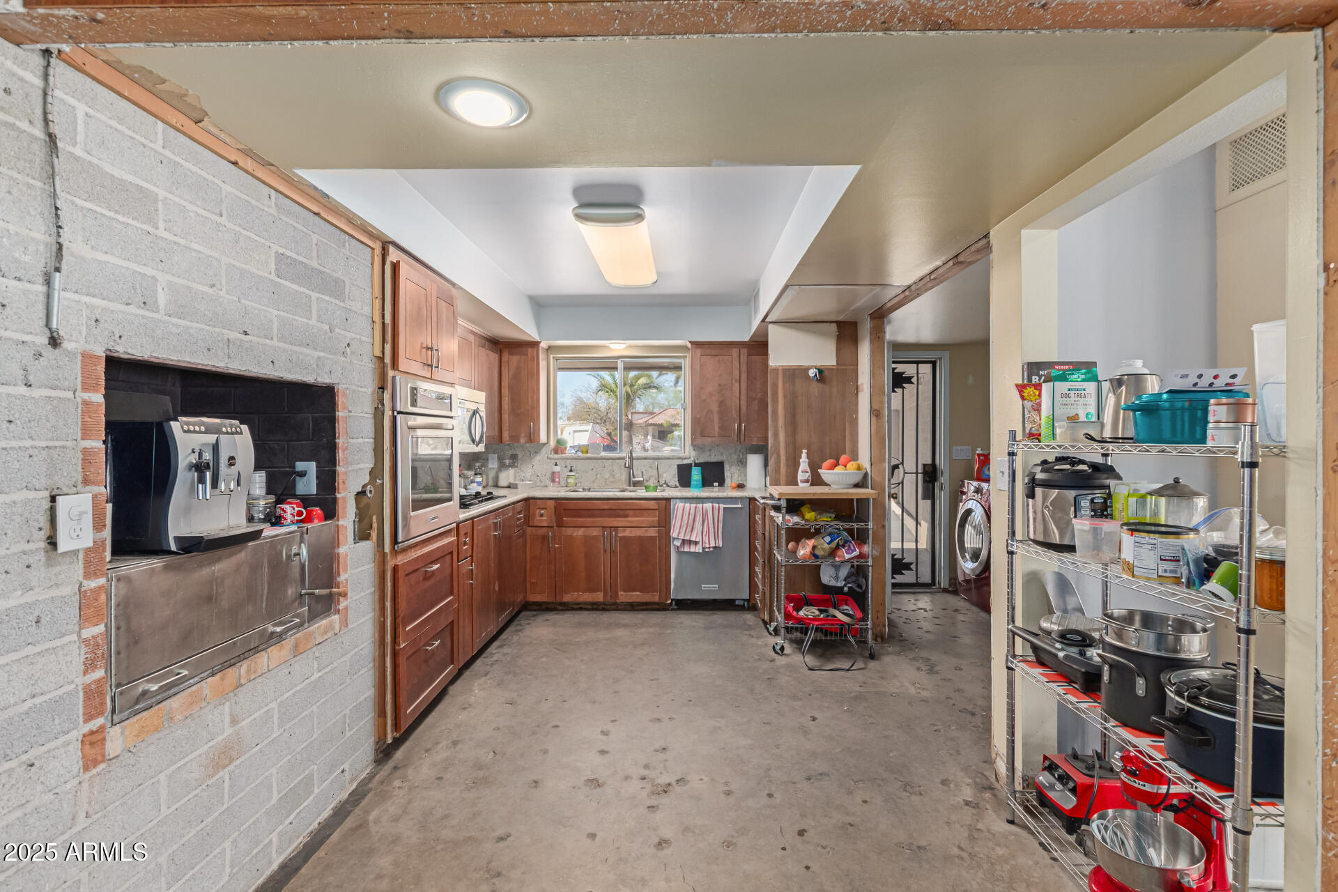 7102 E LARKSPUR Drive