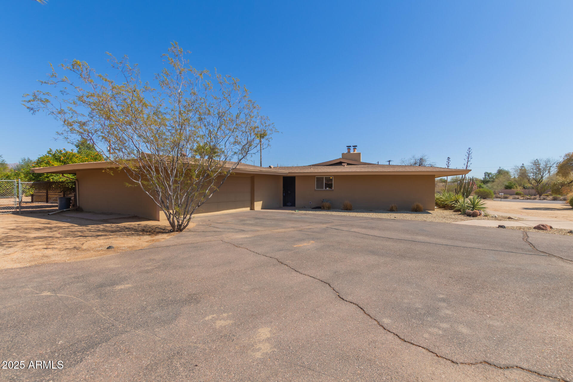 7102 E LARKSPUR Drive