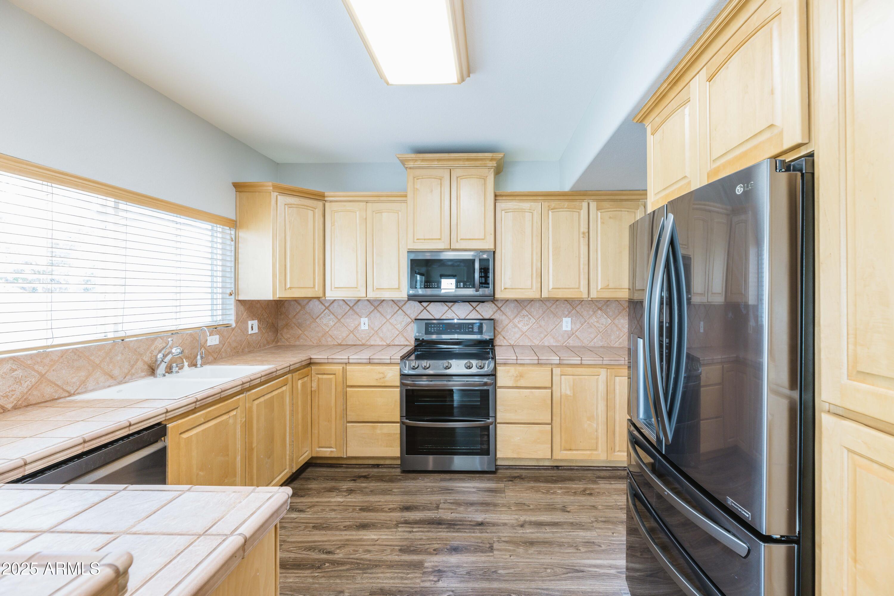 1249 W SEASCAPE Drive