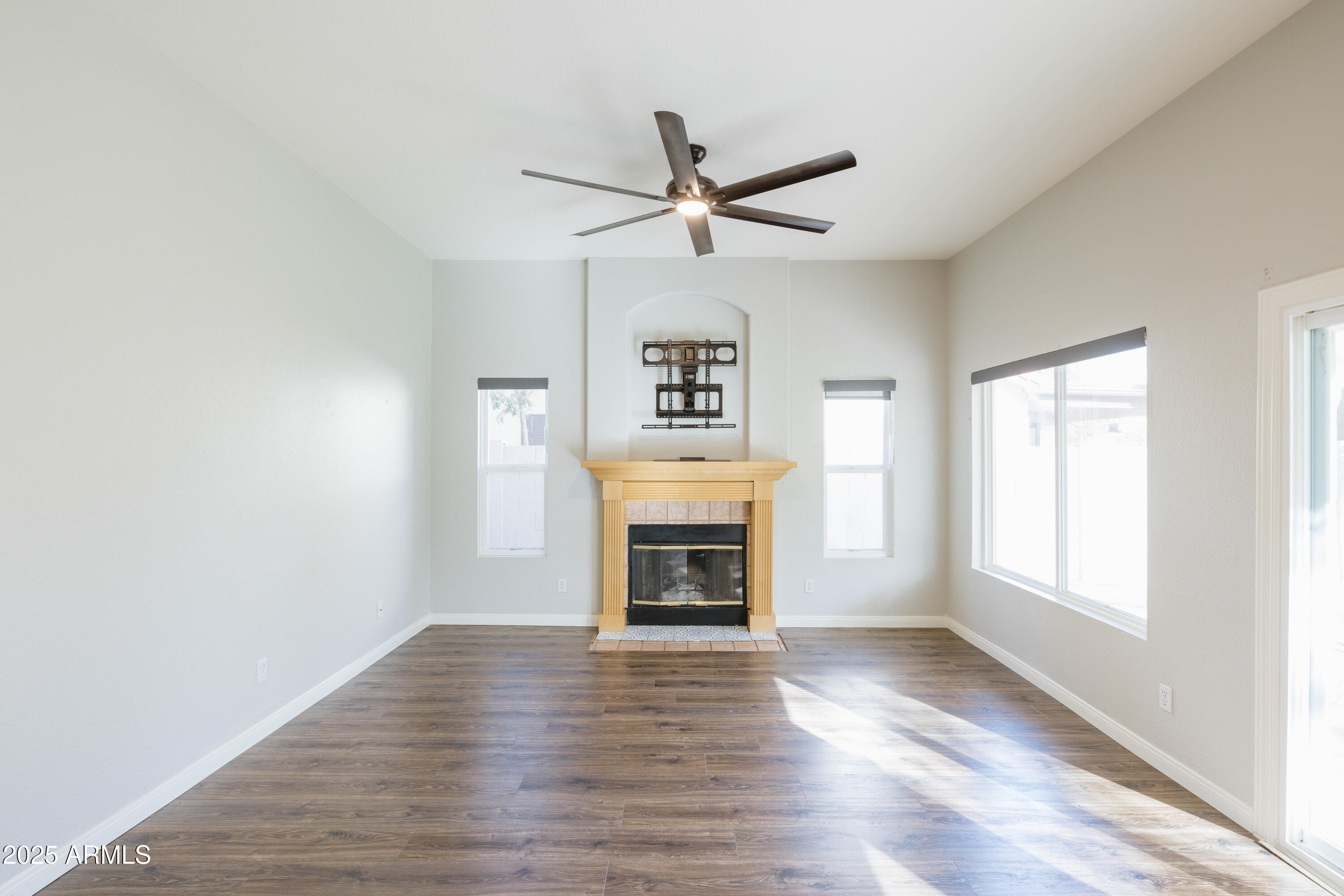 1249 W SEASCAPE Drive