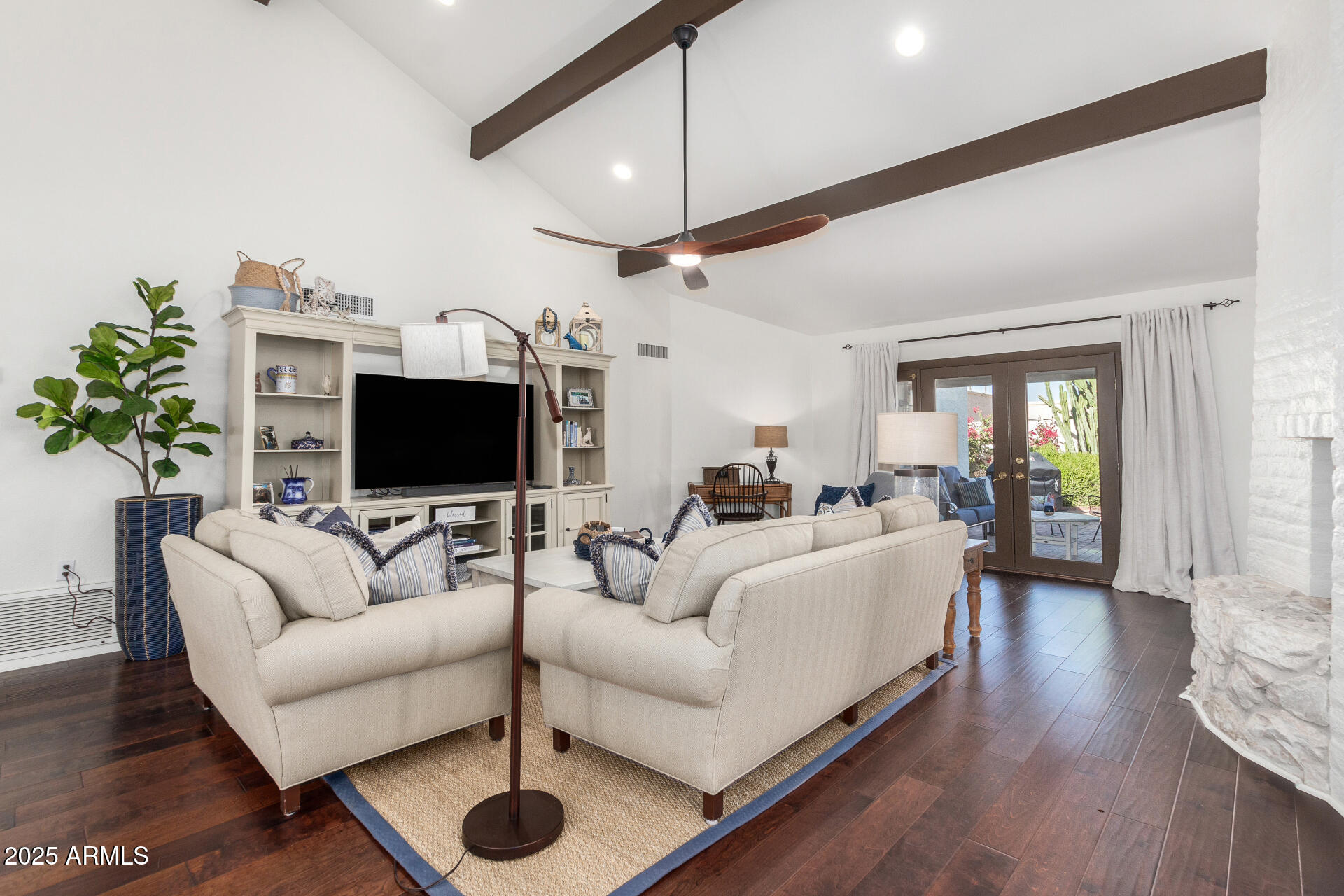 7332 E MONTEBELLO Avenue