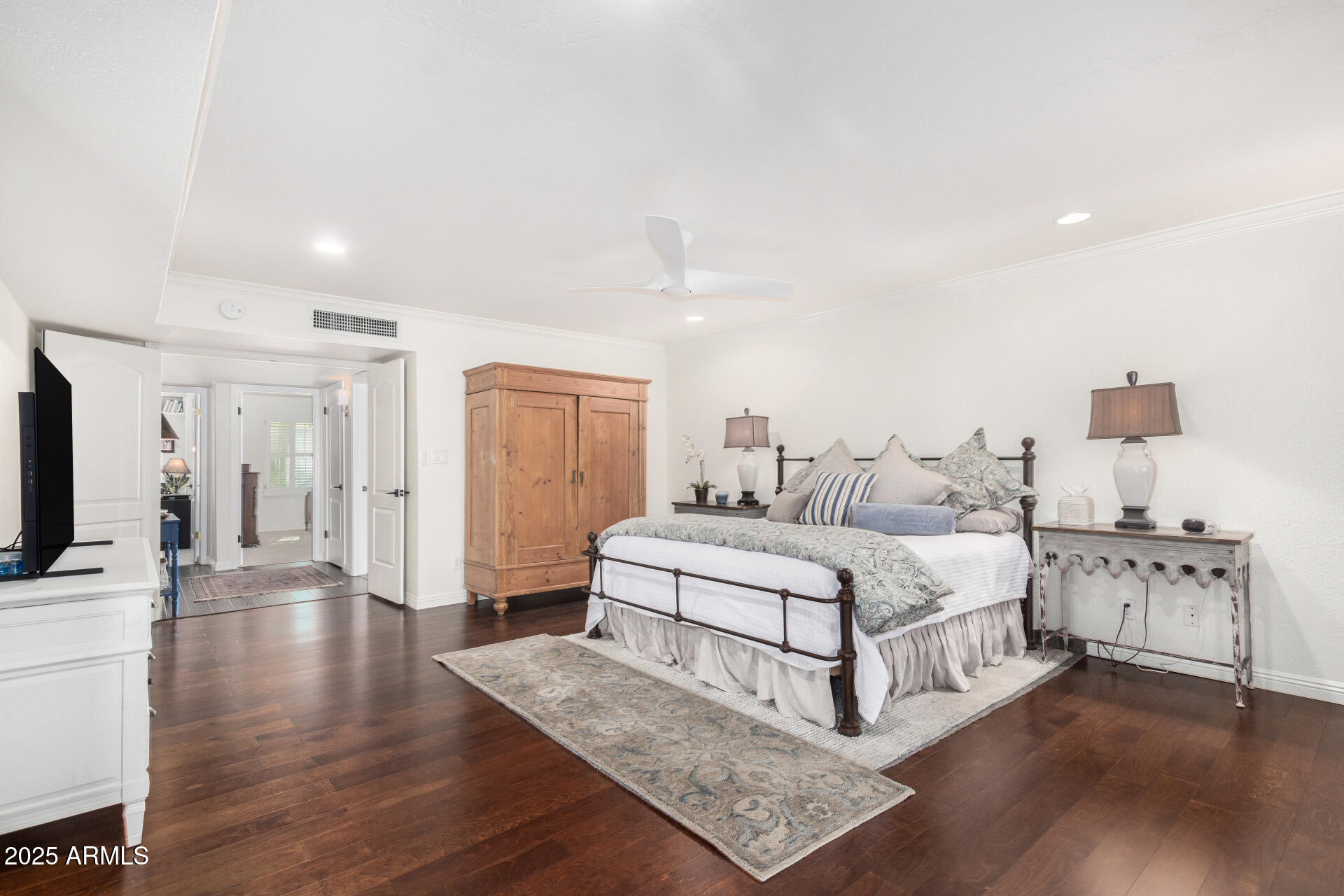 7332 E MONTEBELLO Avenue