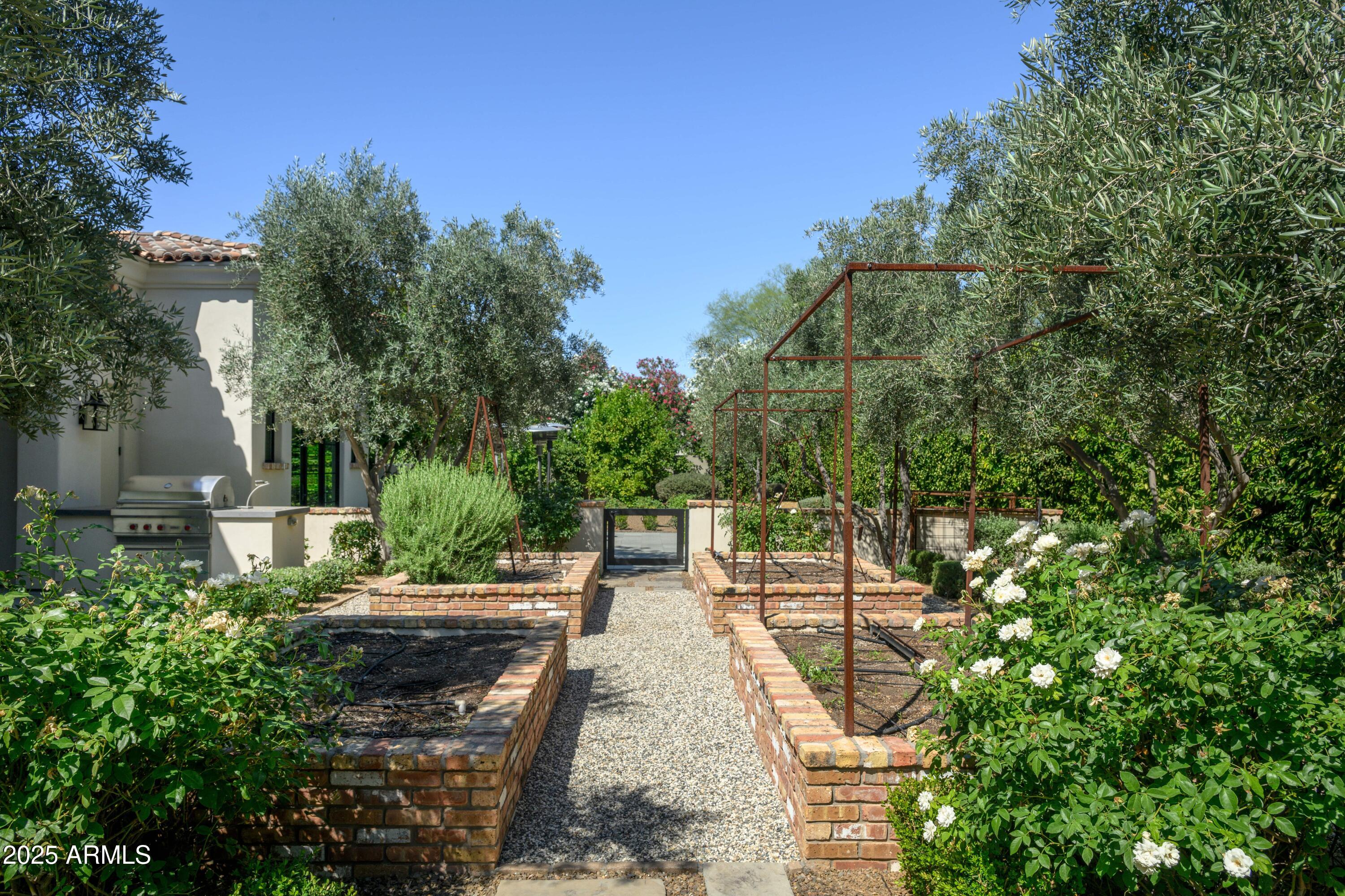 5858 E CABALLO Drive