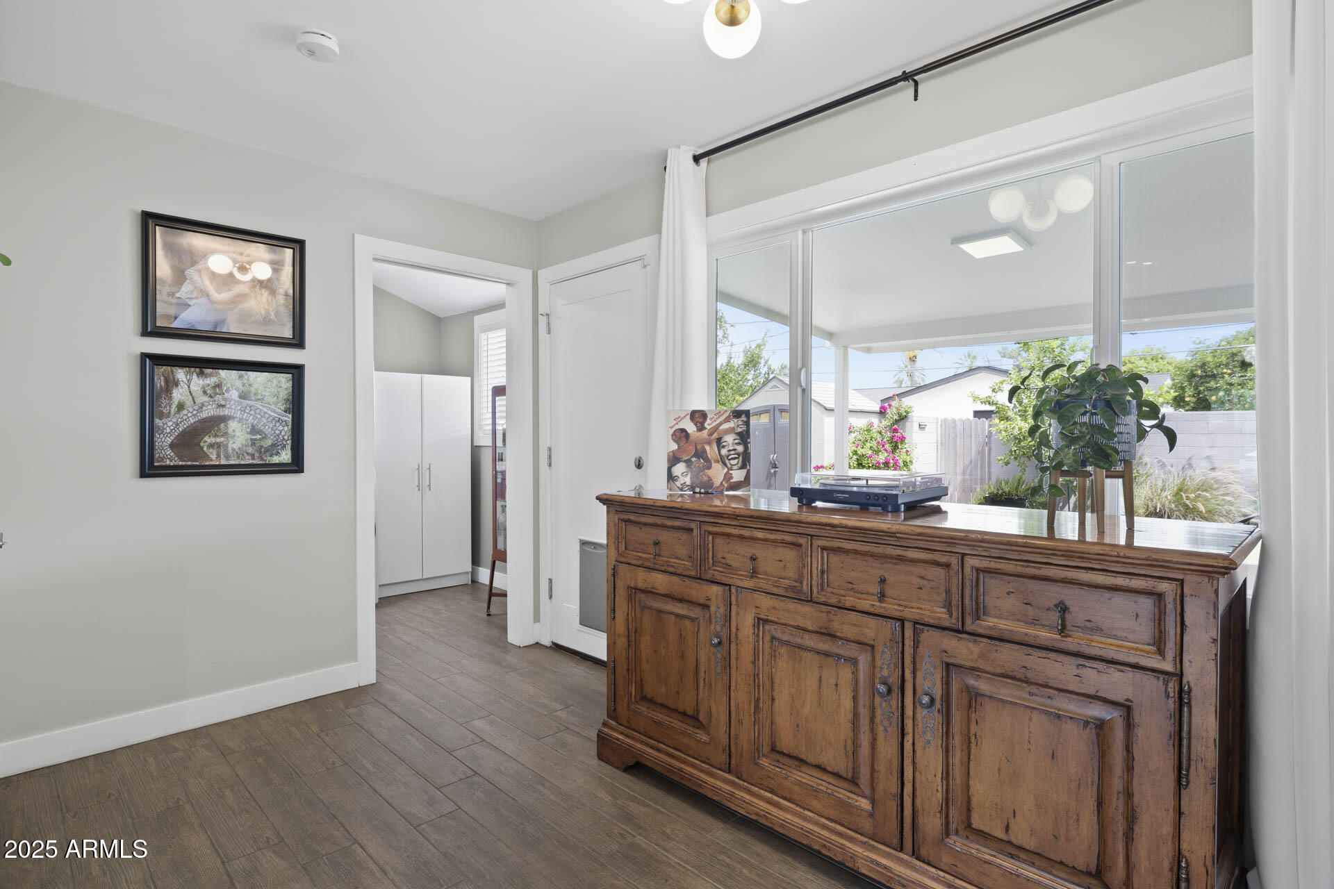 3040 E GLENROSA Avenue