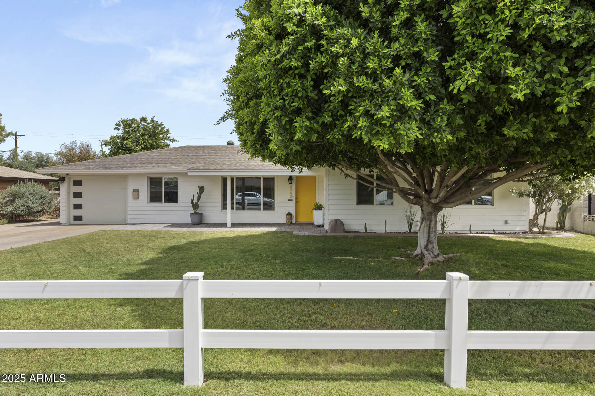 3040 E GLENROSA Avenue