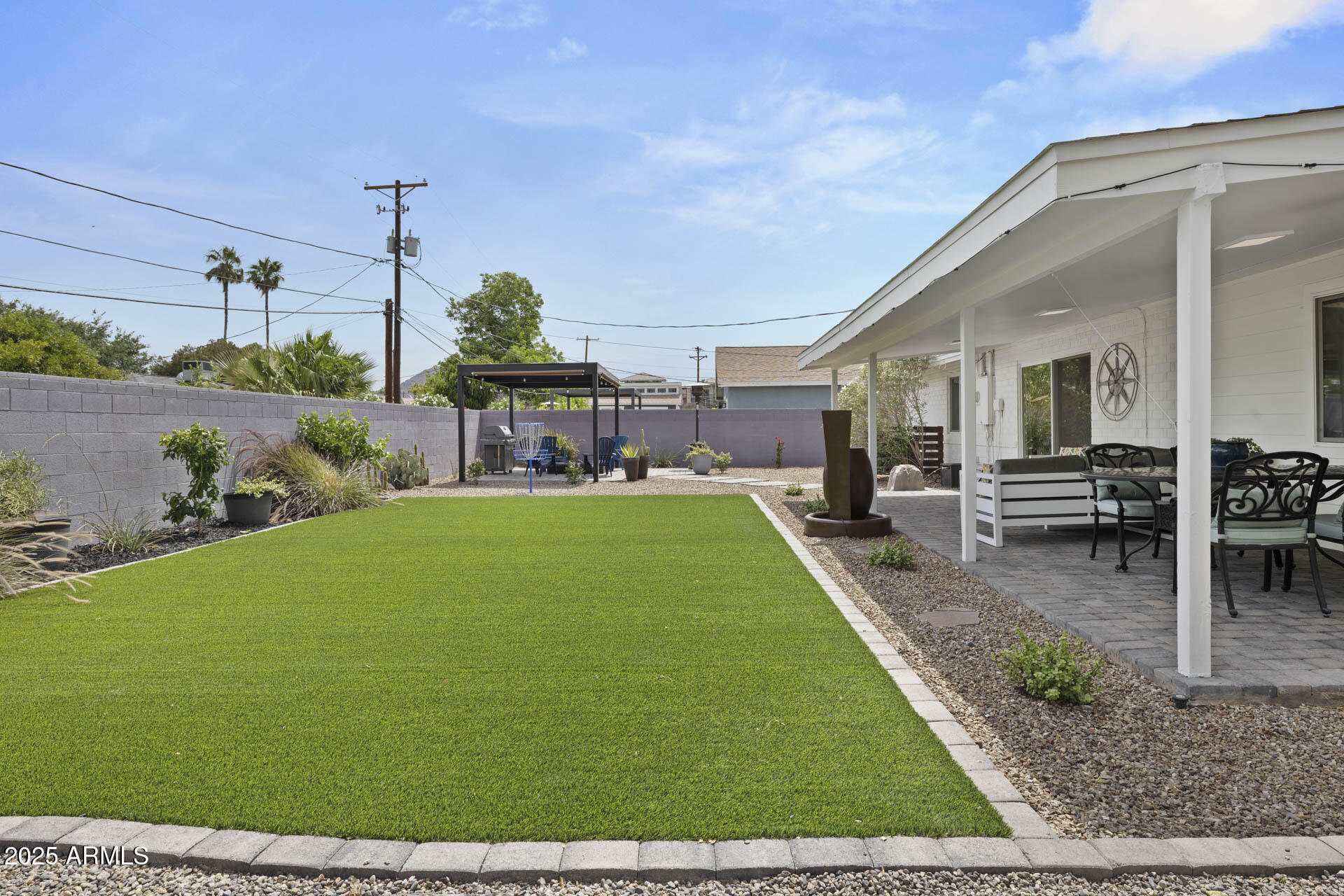 3040 E GLENROSA Avenue