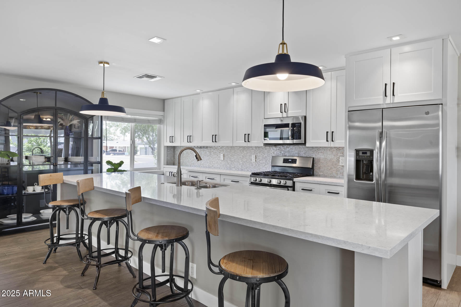 3040 E GLENROSA Avenue