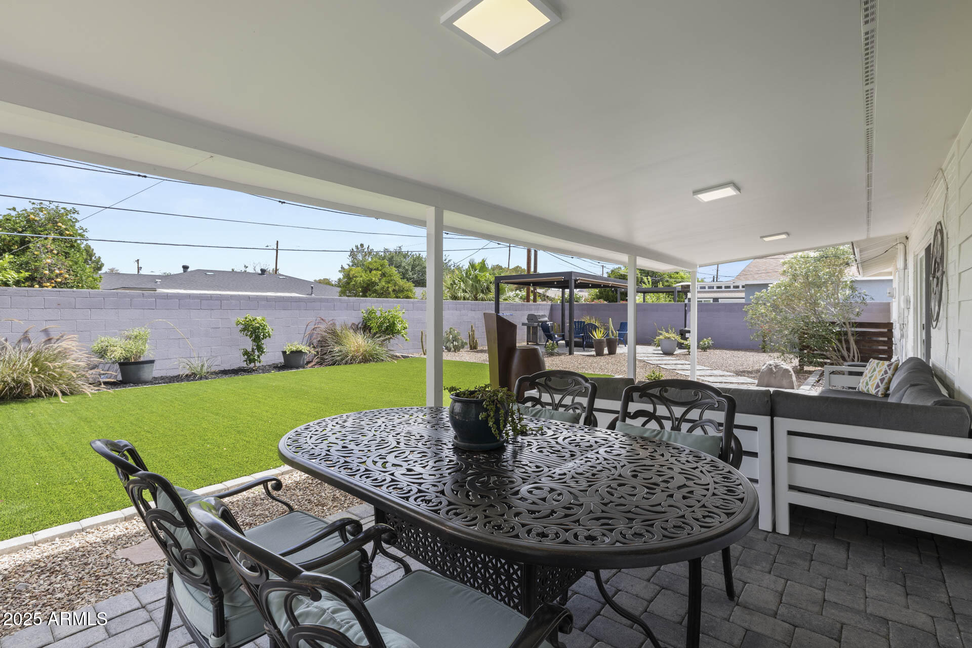 3040 E GLENROSA Avenue