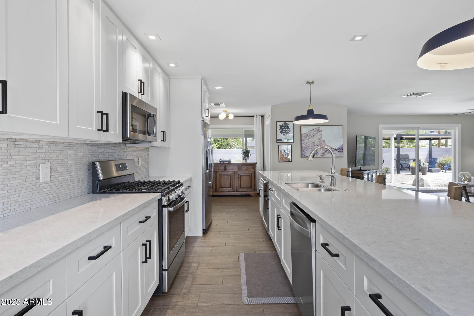 3040 E GLENROSA Avenue