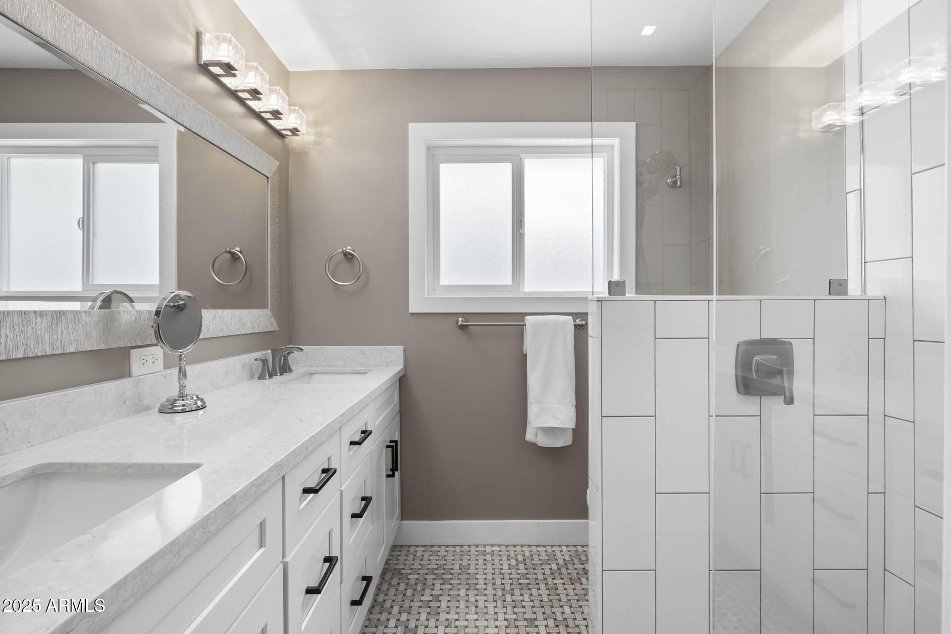 3040 E GLENROSA Avenue