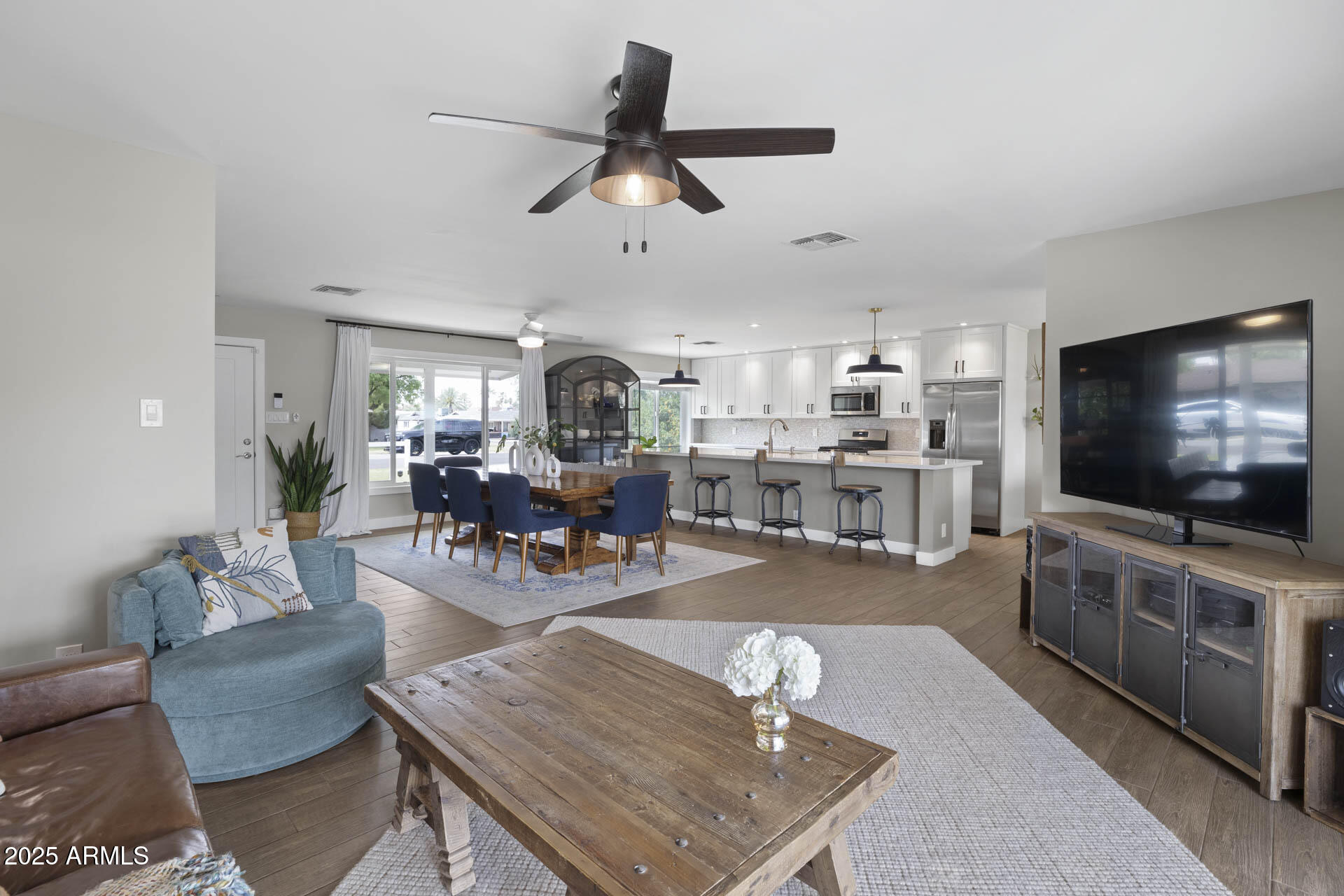 3040 E GLENROSA Avenue