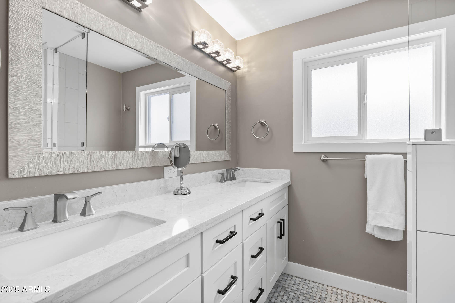 3040 E GLENROSA Avenue