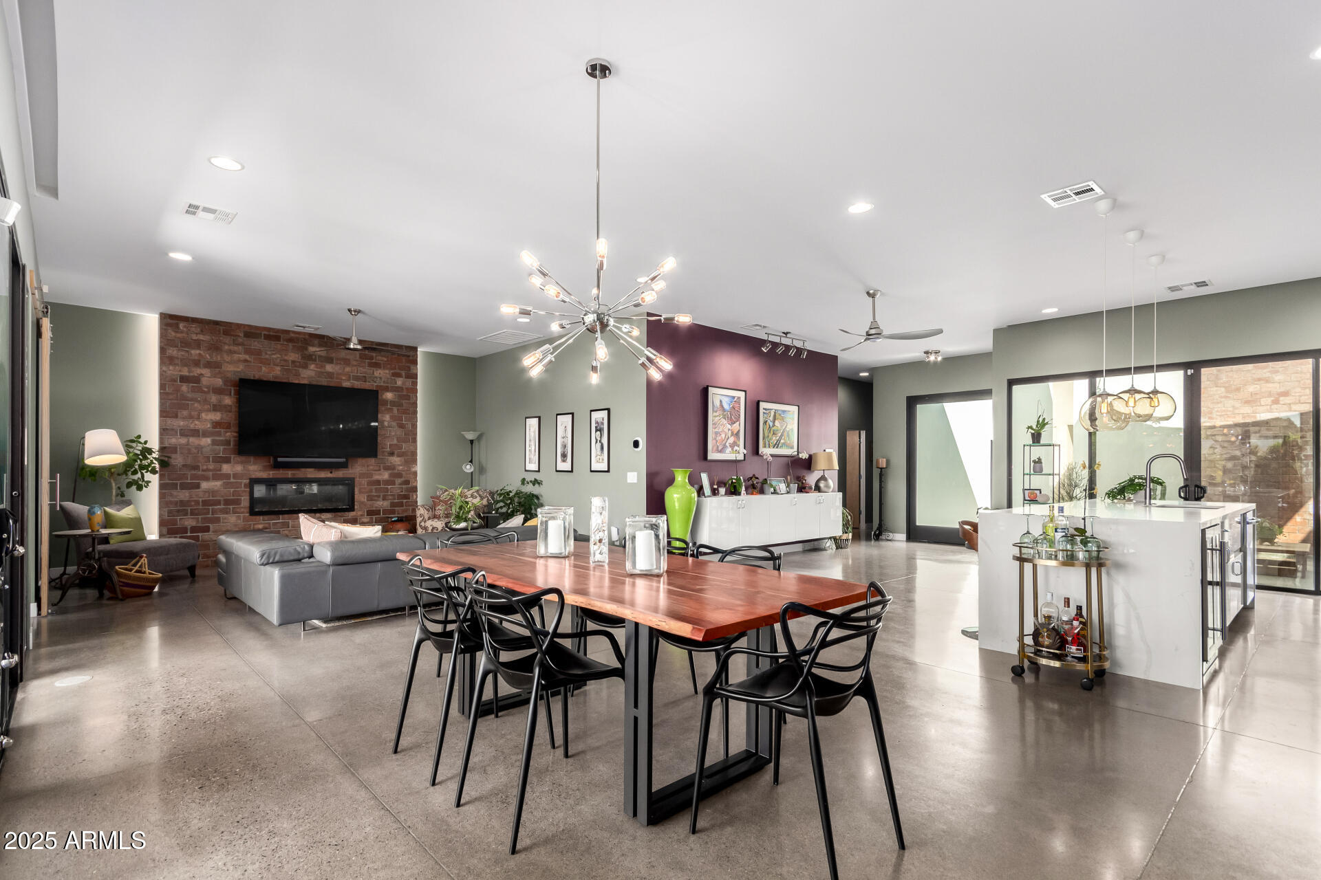 6840 N 13TH Place