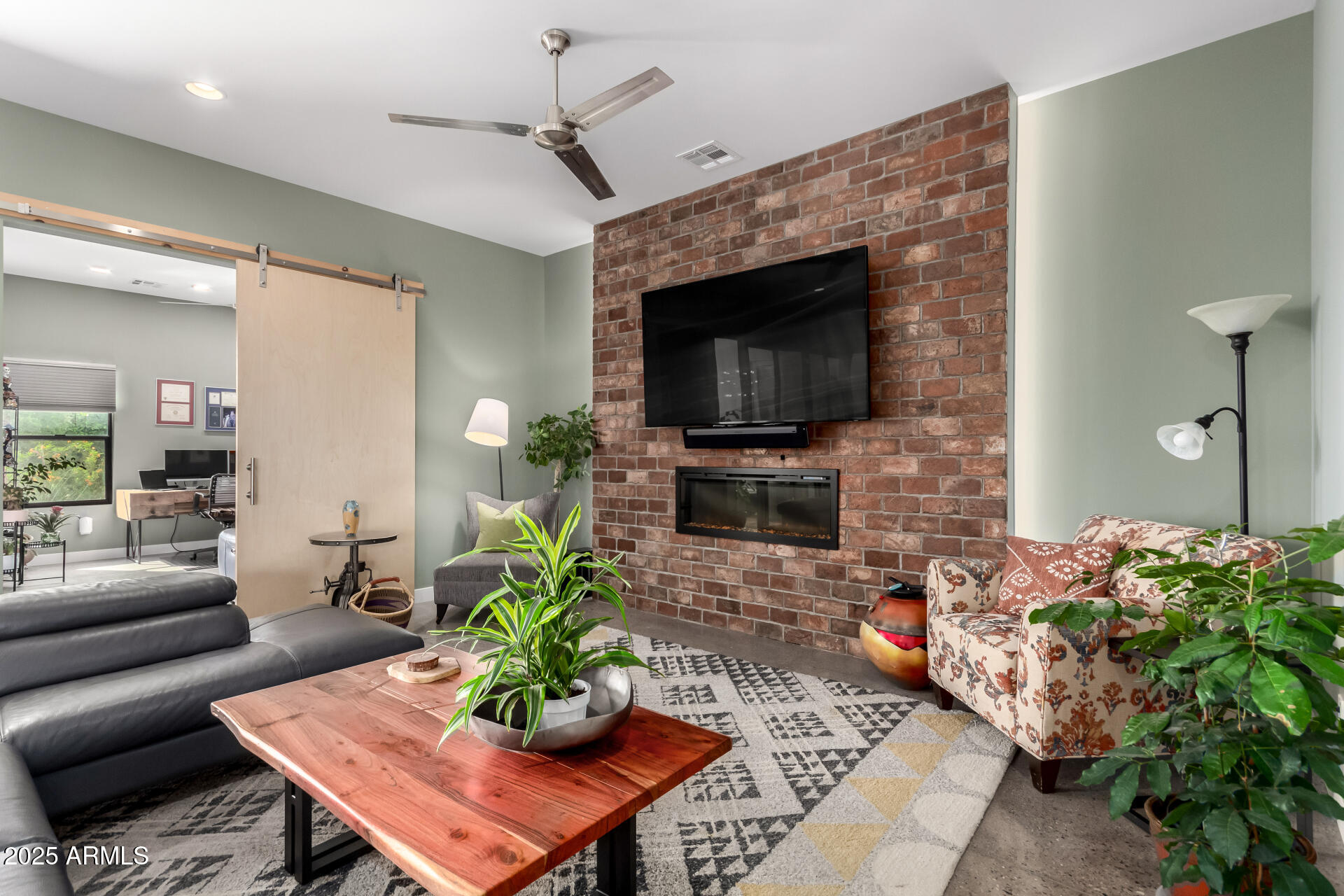 6840 N 13TH Place