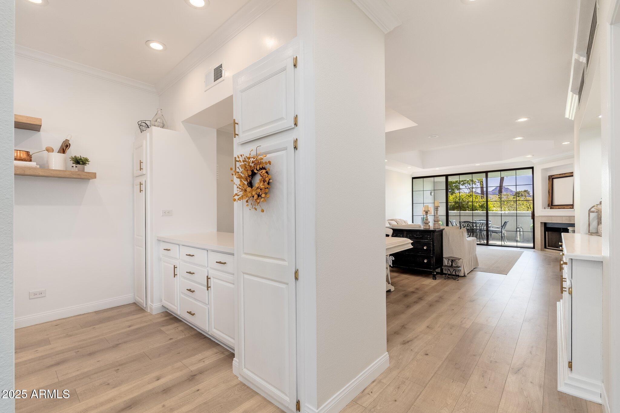 902 W GLENDALE Avenue, 215