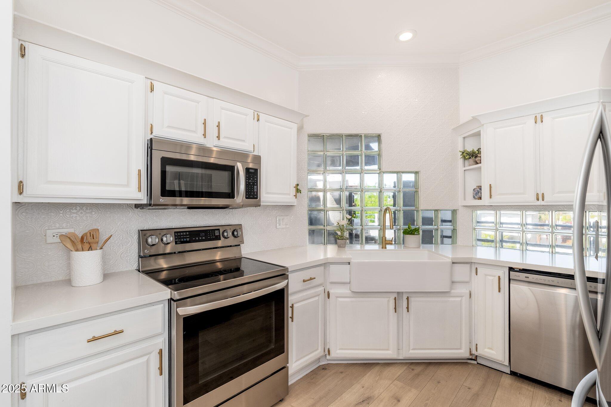 902 W GLENDALE Avenue, 215