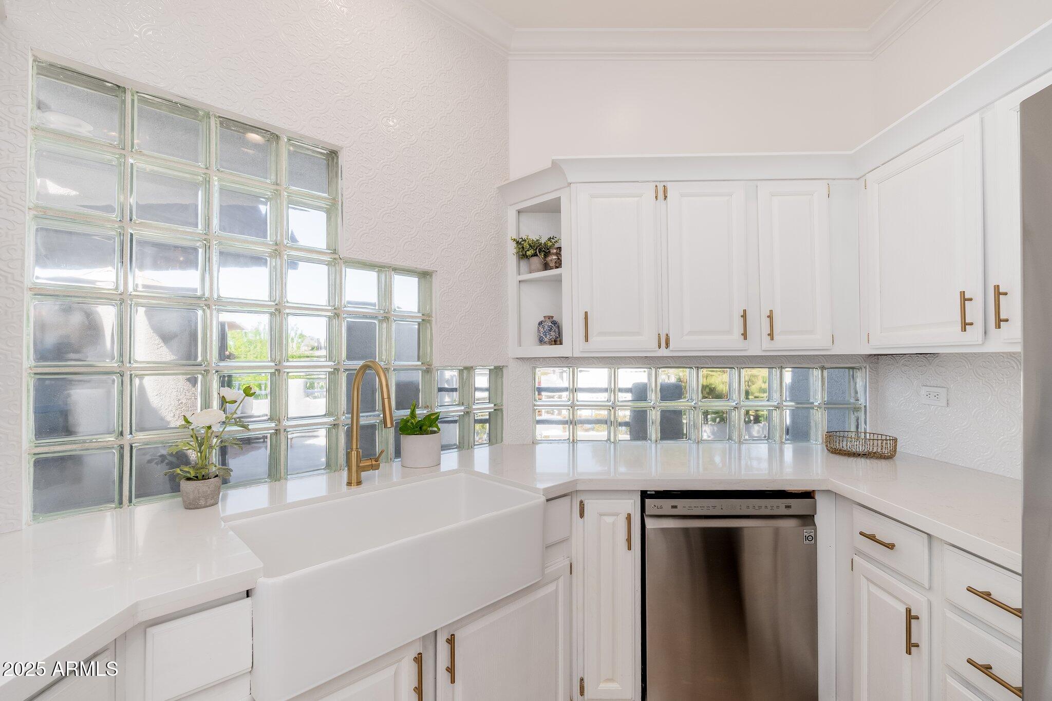 902 W GLENDALE Avenue, 215