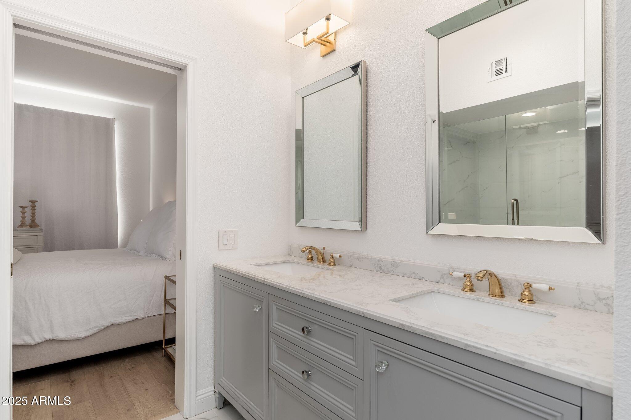 902 W GLENDALE Avenue, 215