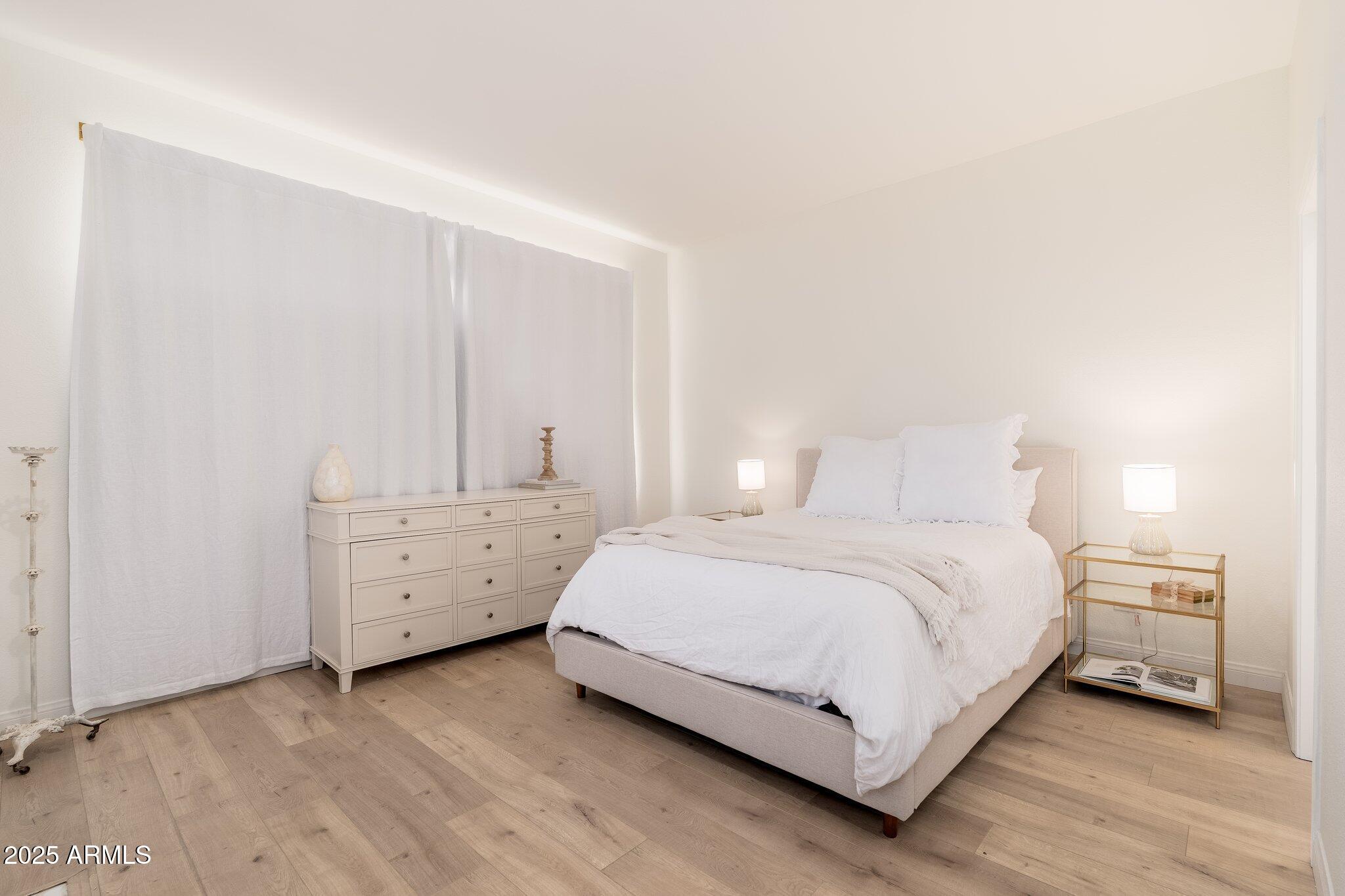 902 W GLENDALE Avenue, 215