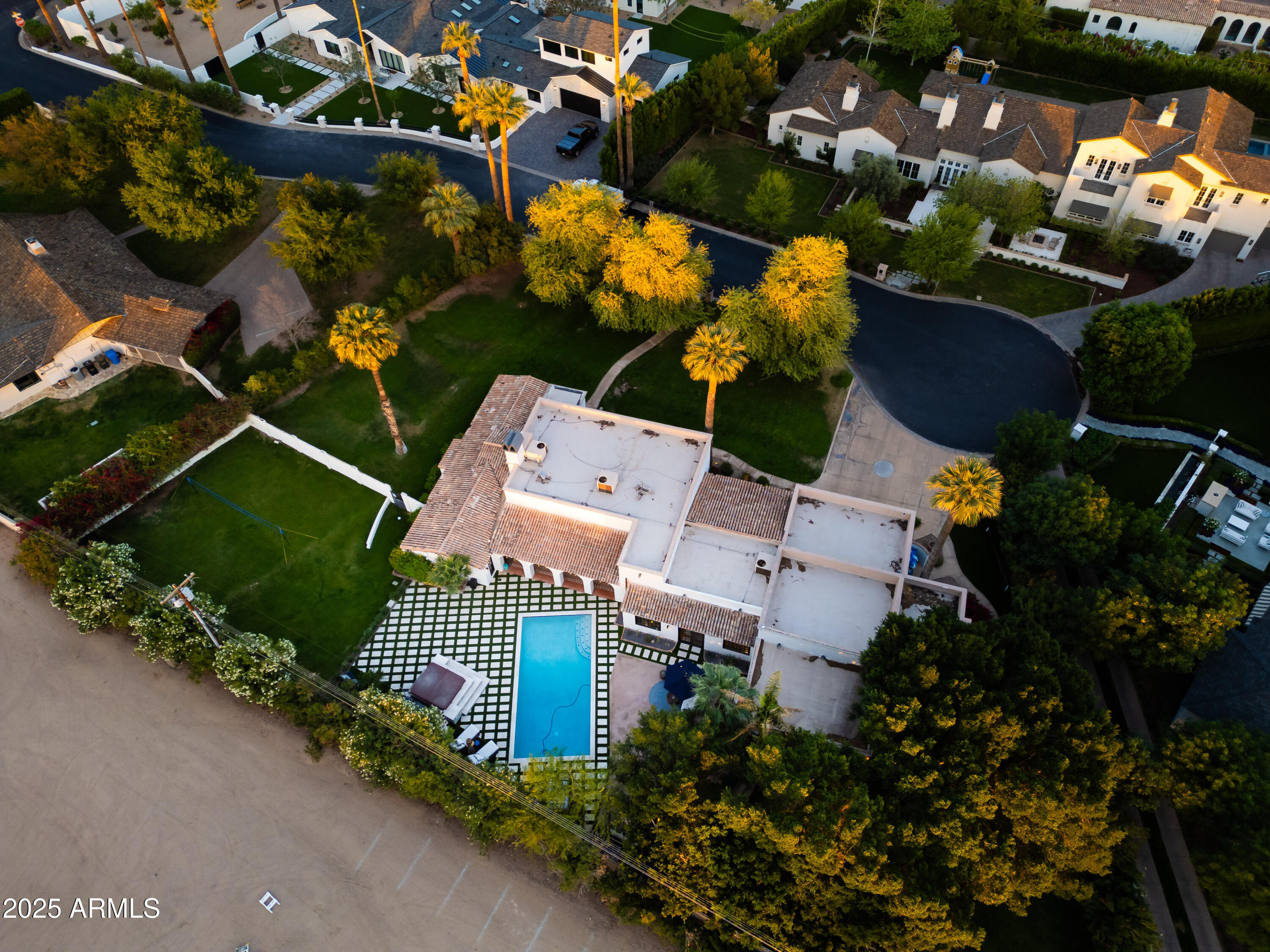 4616 N ROYAL PALM Circle