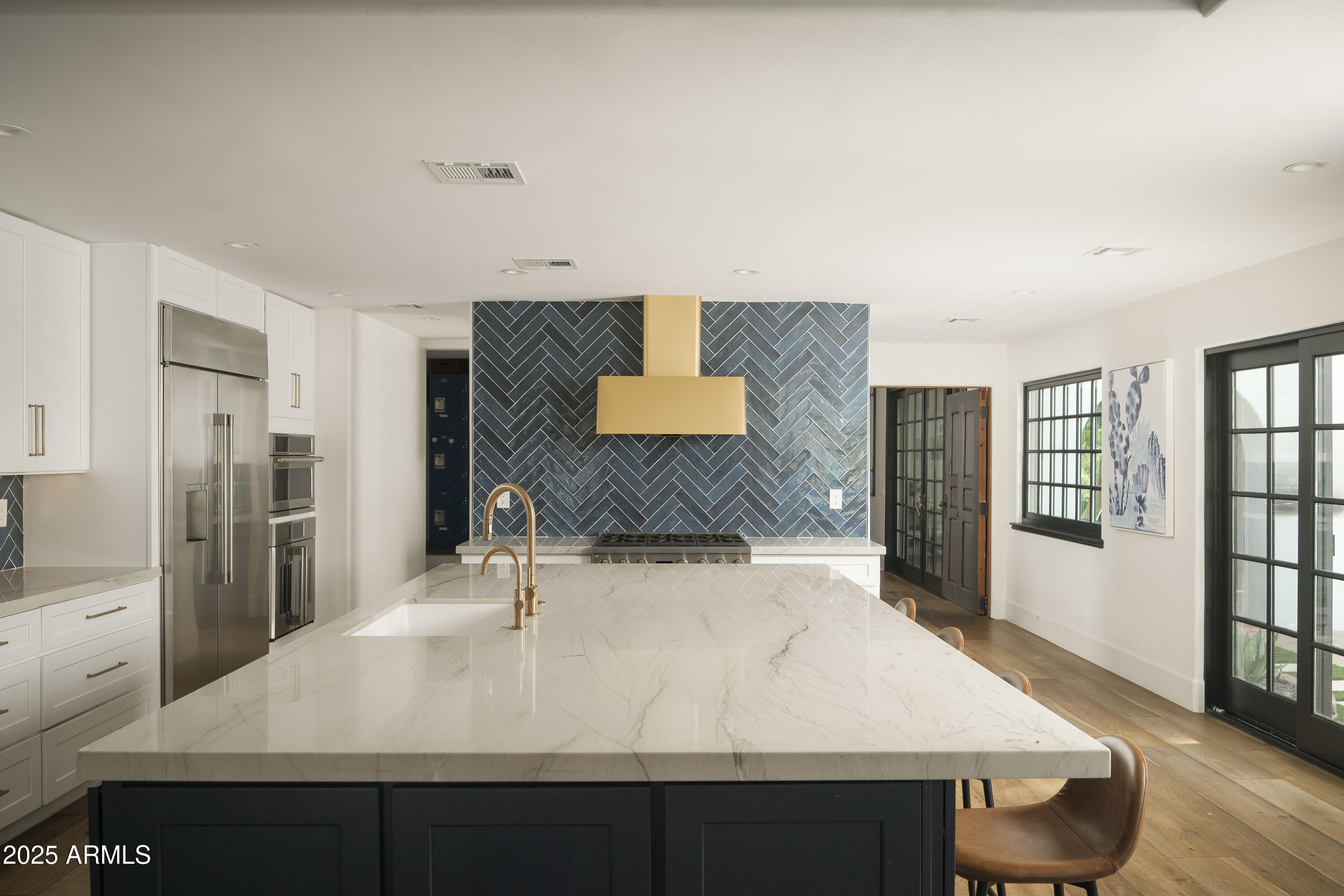 4616 N ROYAL PALM Circle