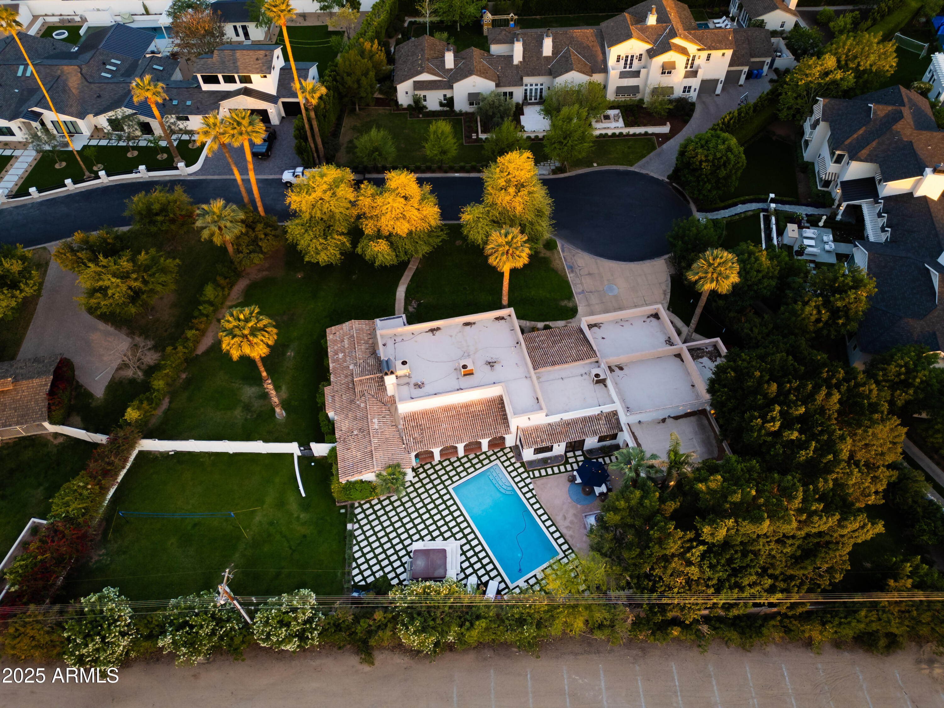 4616 N ROYAL PALM Circle