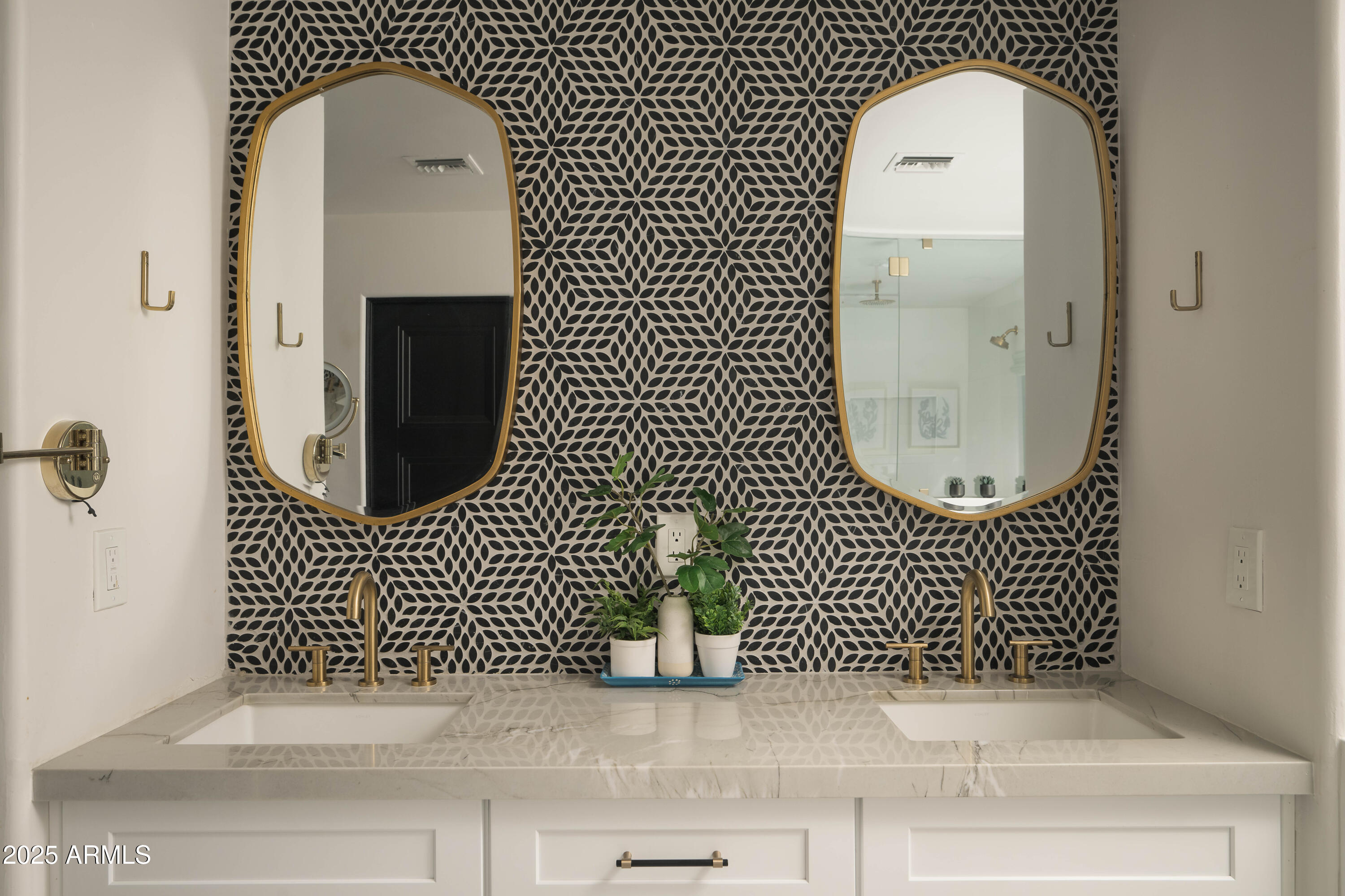 4616 N ROYAL PALM Circle