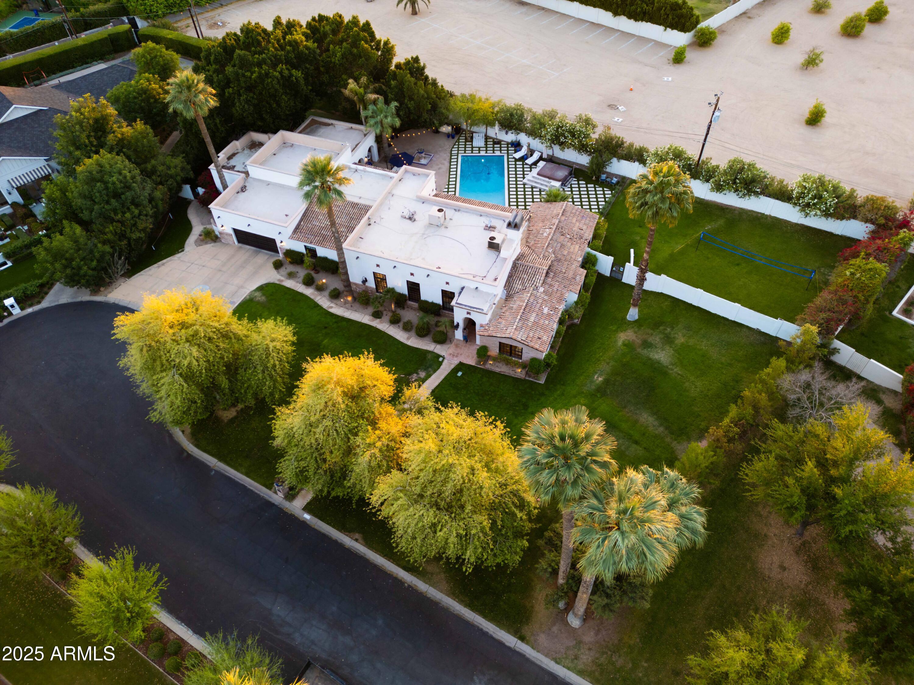 4616 N ROYAL PALM Circle