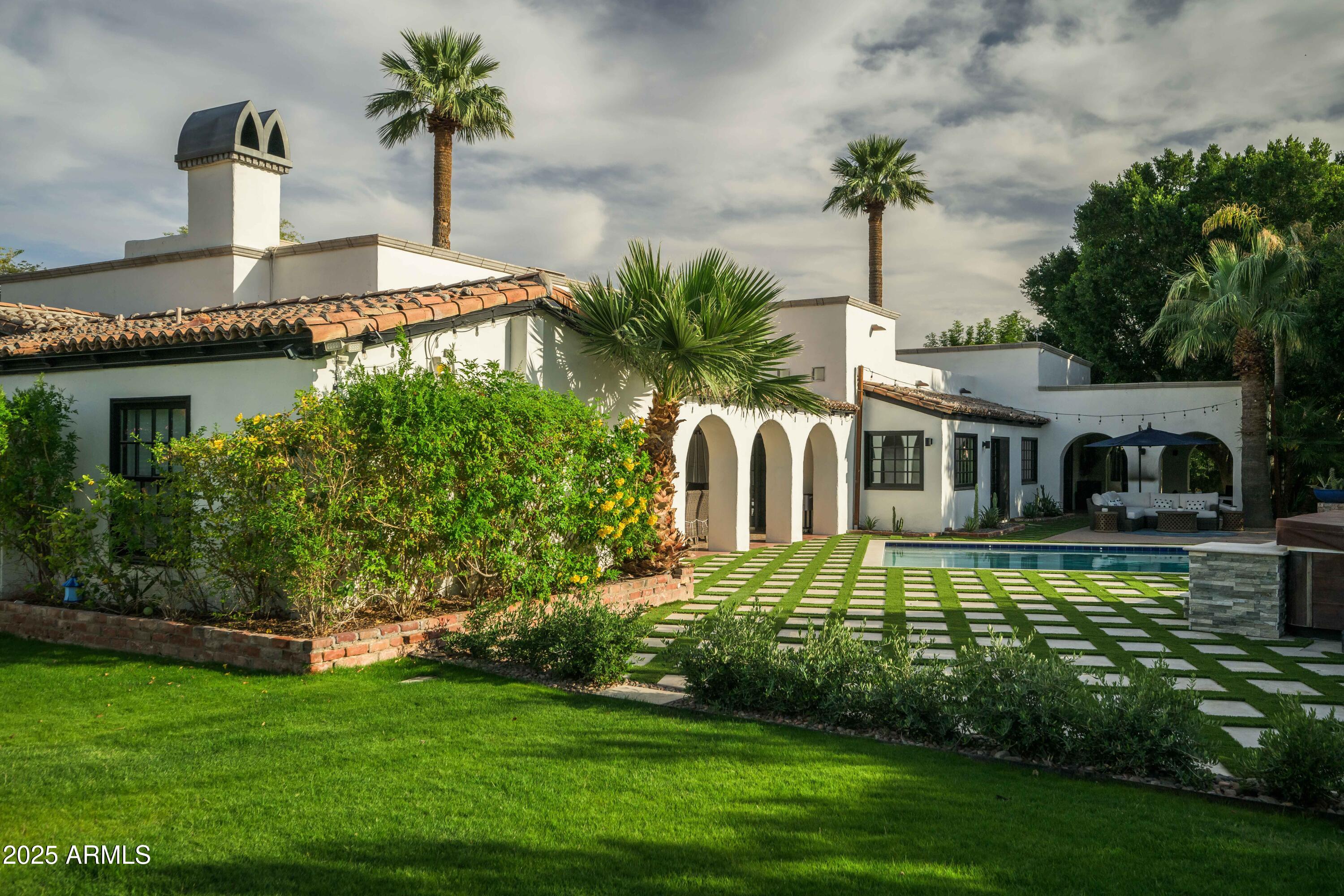 4616 N ROYAL PALM Circle