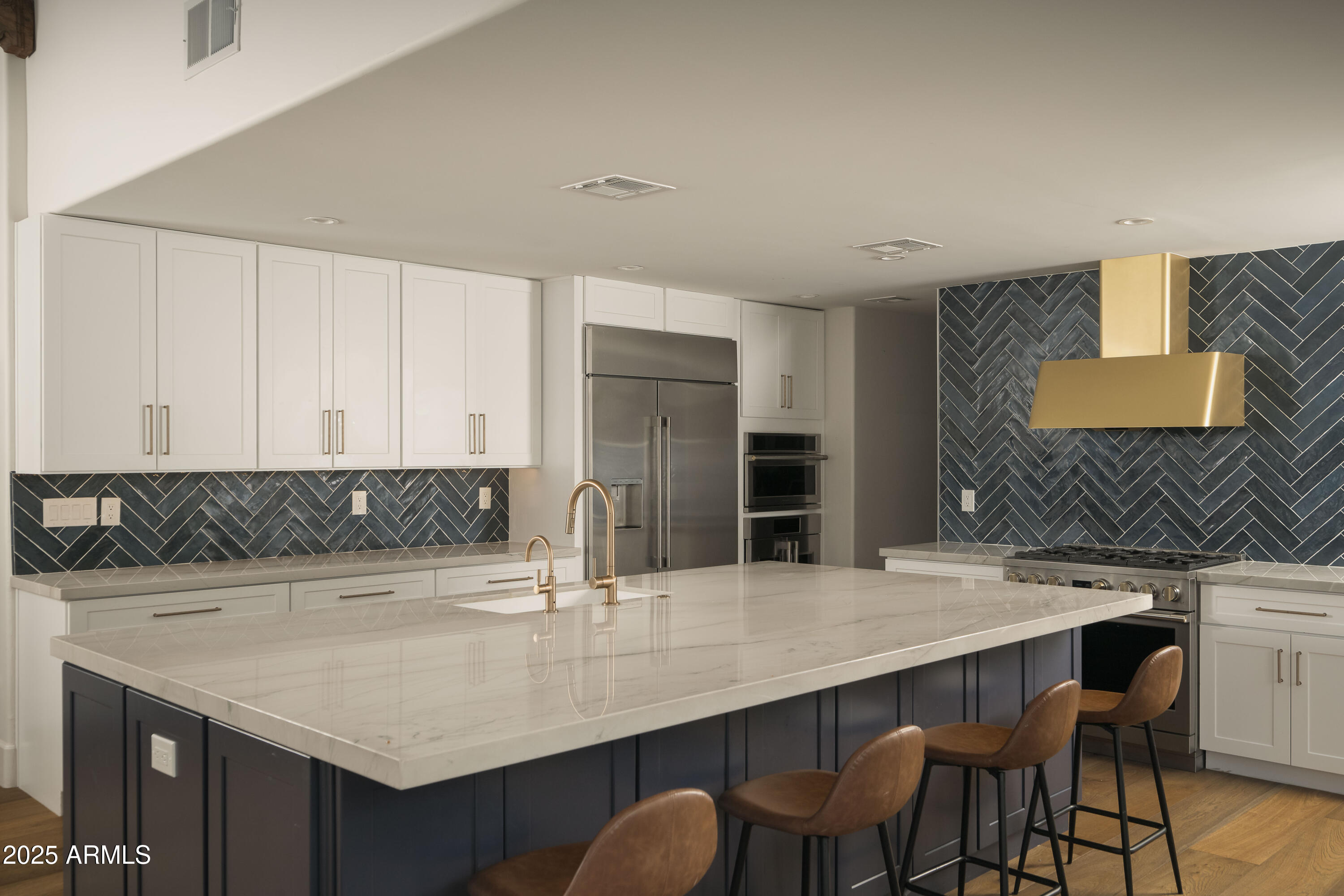 4616 N ROYAL PALM Circle