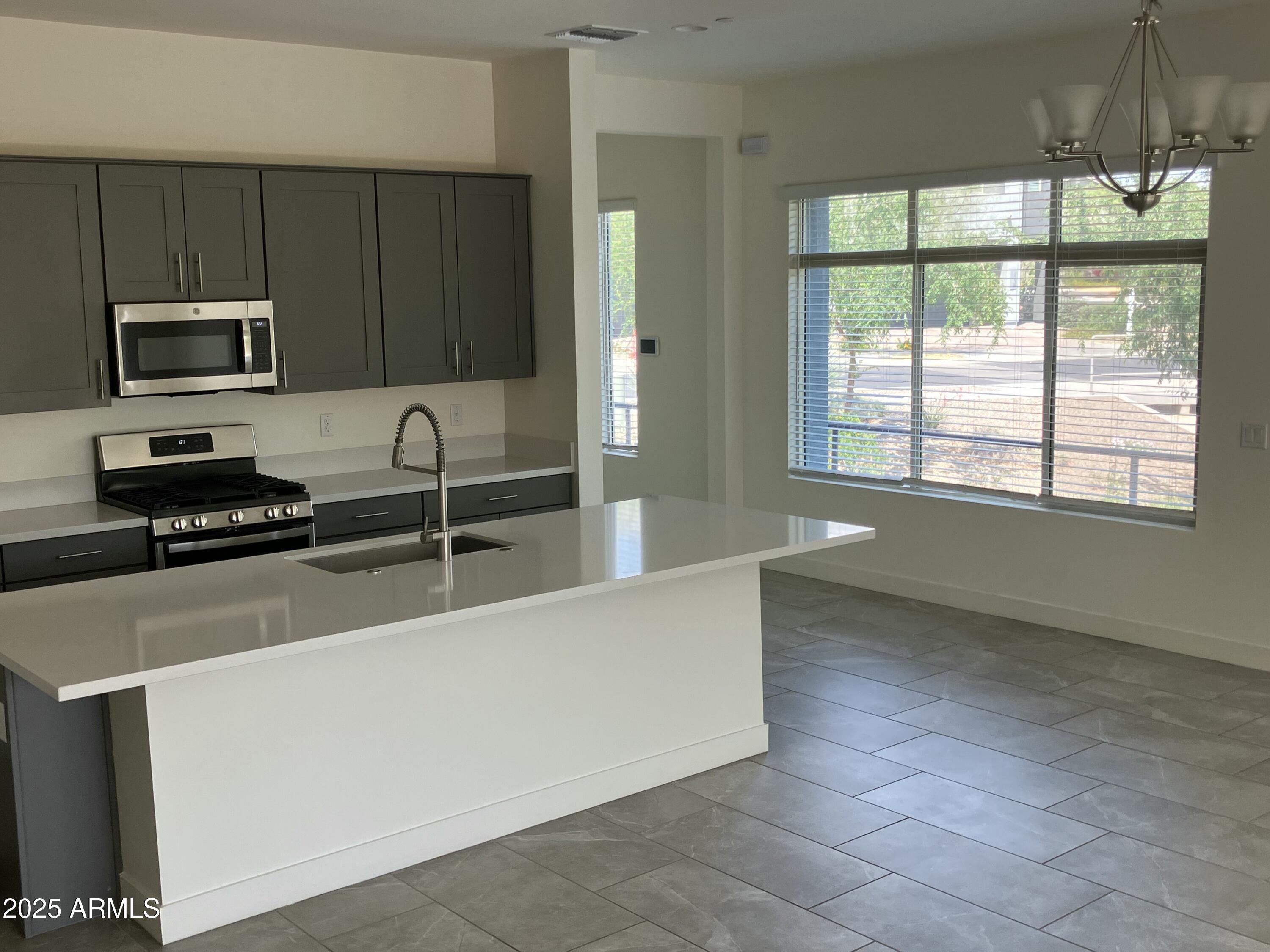 1949 W Kinfield Trail